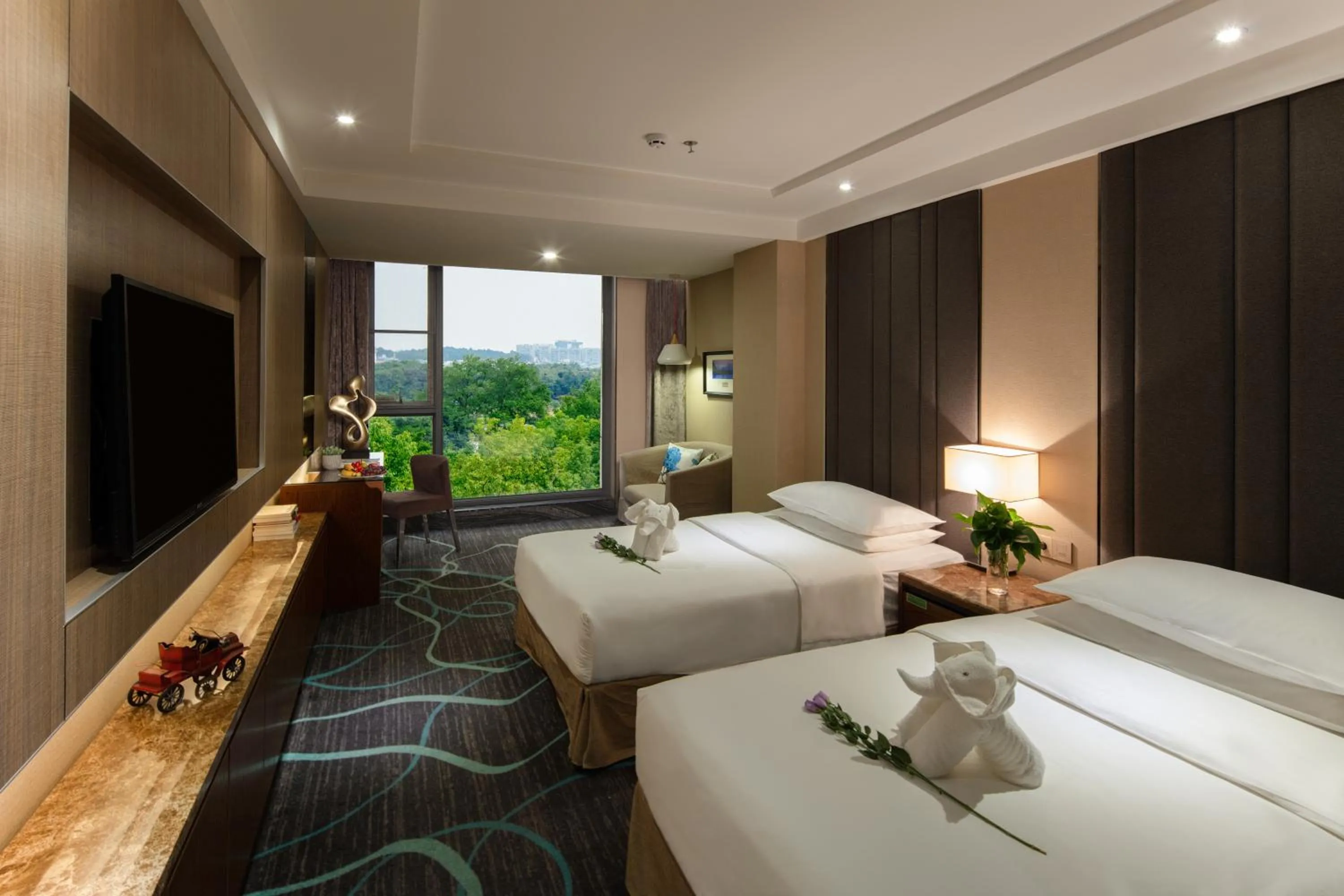 Double or Twin Room with City View in Venus Royal Hotel Guilin Elephant Trunk Hill & Sun and Moon Twin Towers Branch