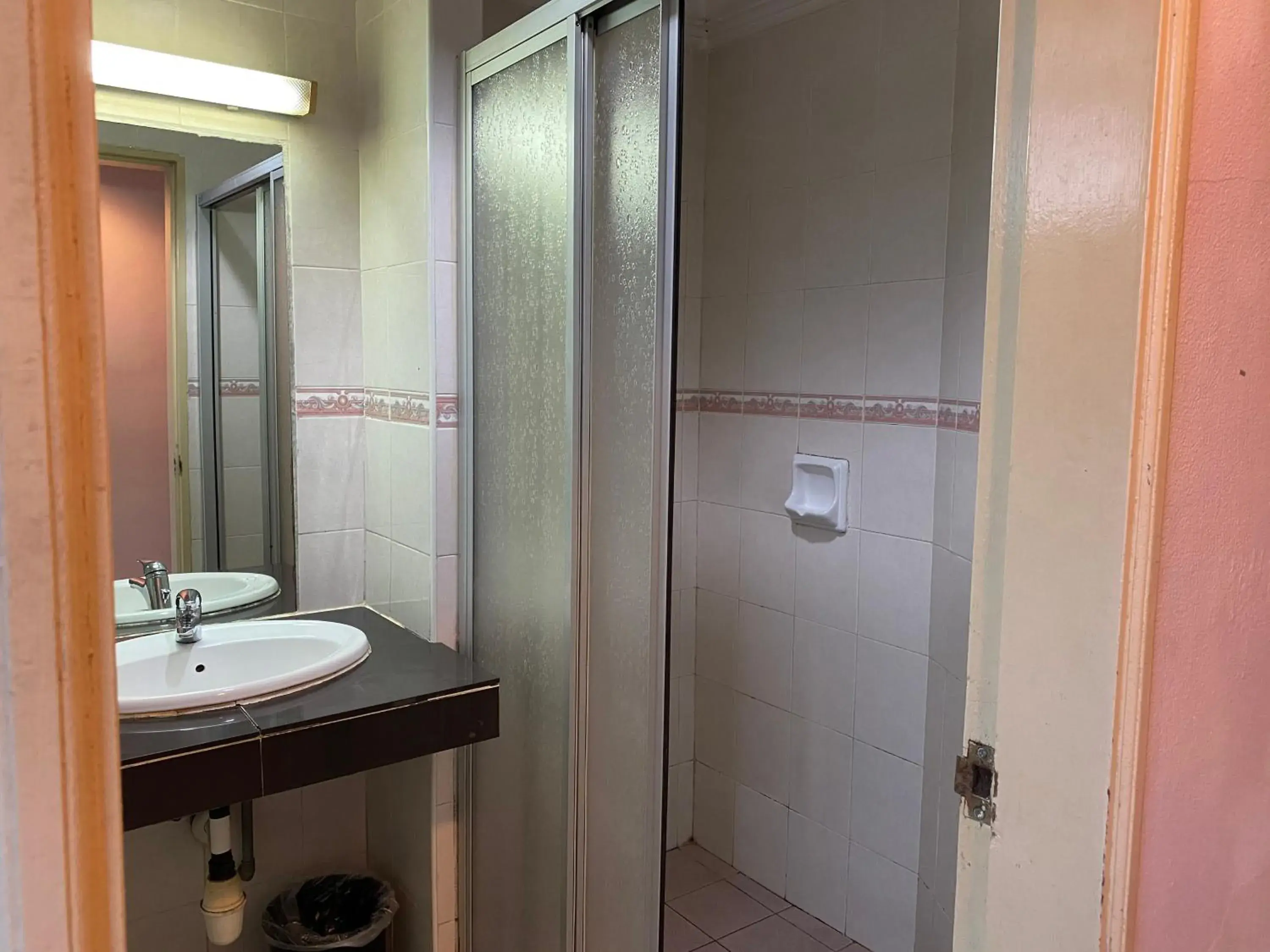 Property building, Bathroom in Hotel Deleeton