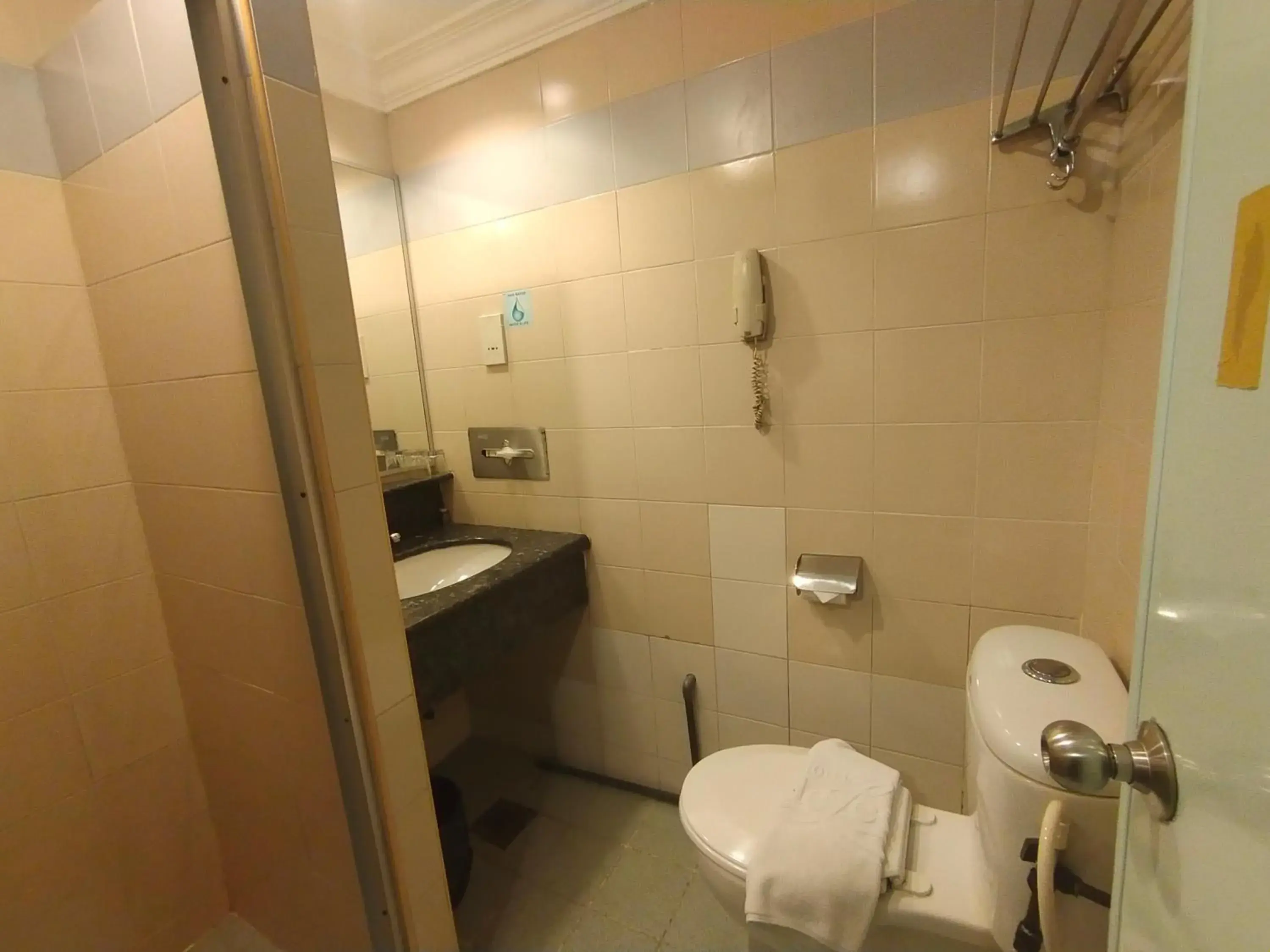 Property building, Bathroom in Hotel Deleeton