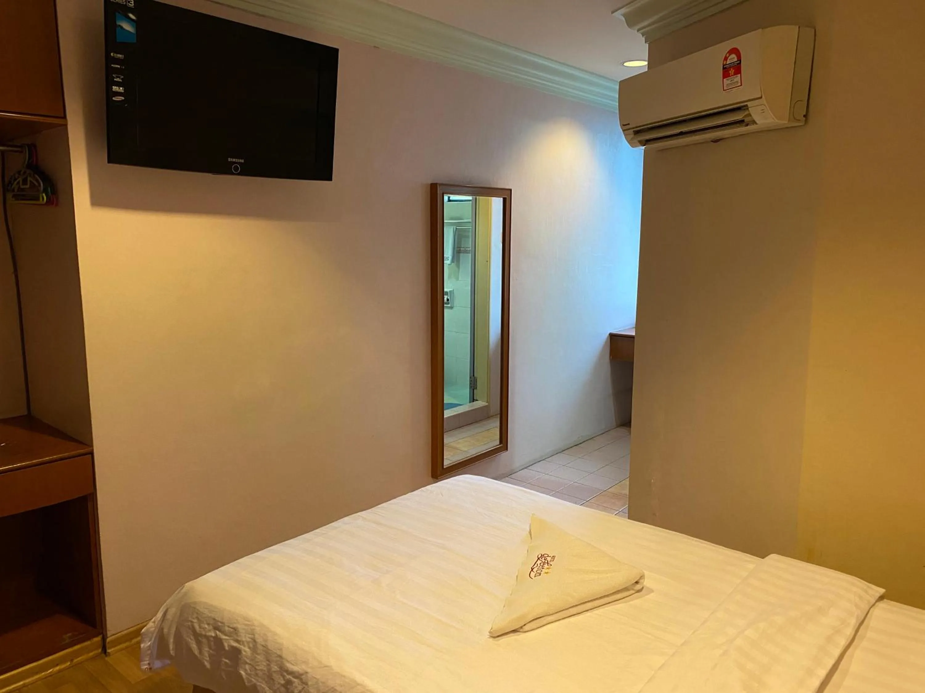 Communal lounge/ TV room, Bed in Hotel Deleeton