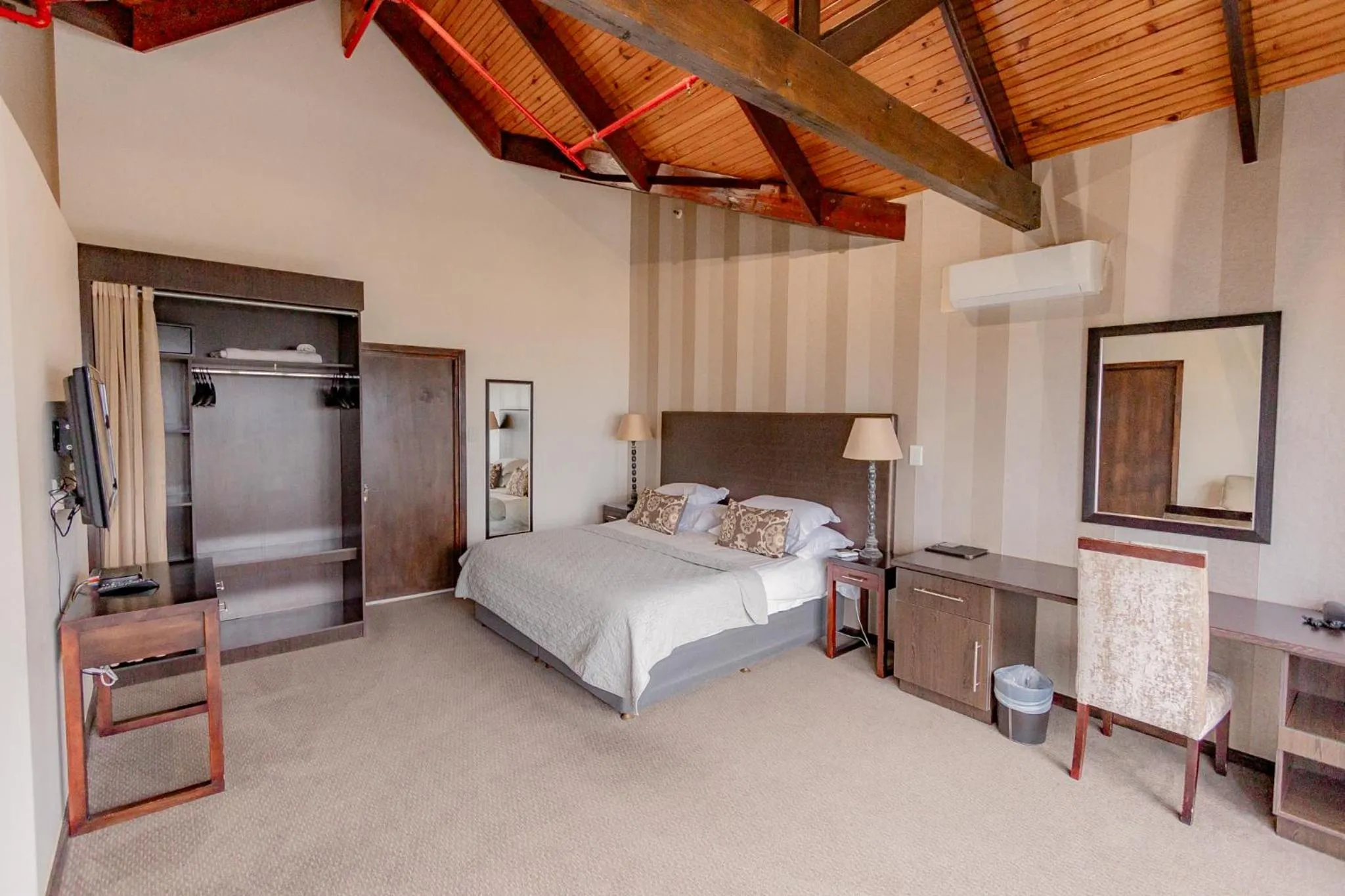 Photo of the whole room, Bed in The Kelway Hotel