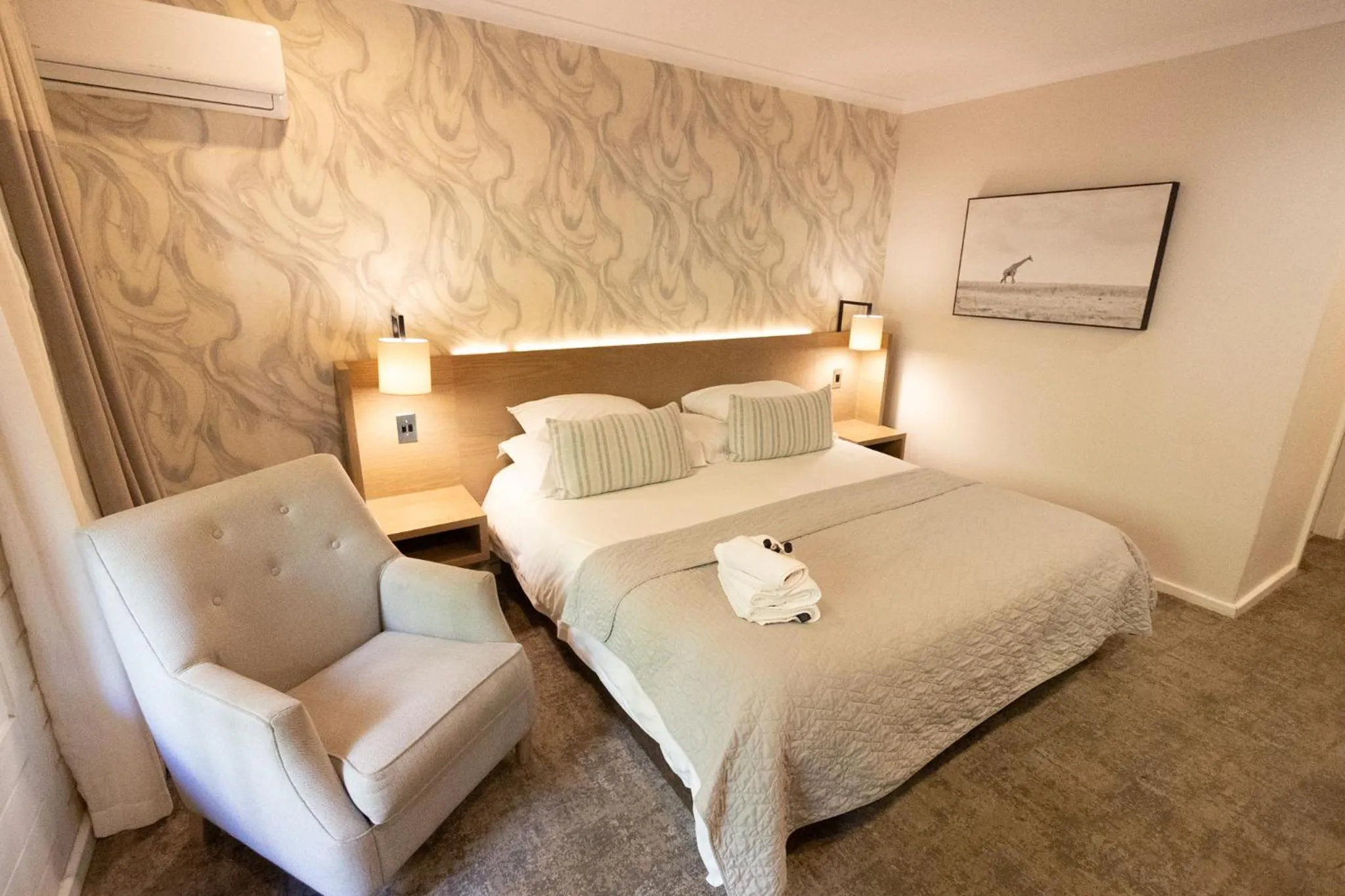 Seating area, Bed in The Kelway Hotel