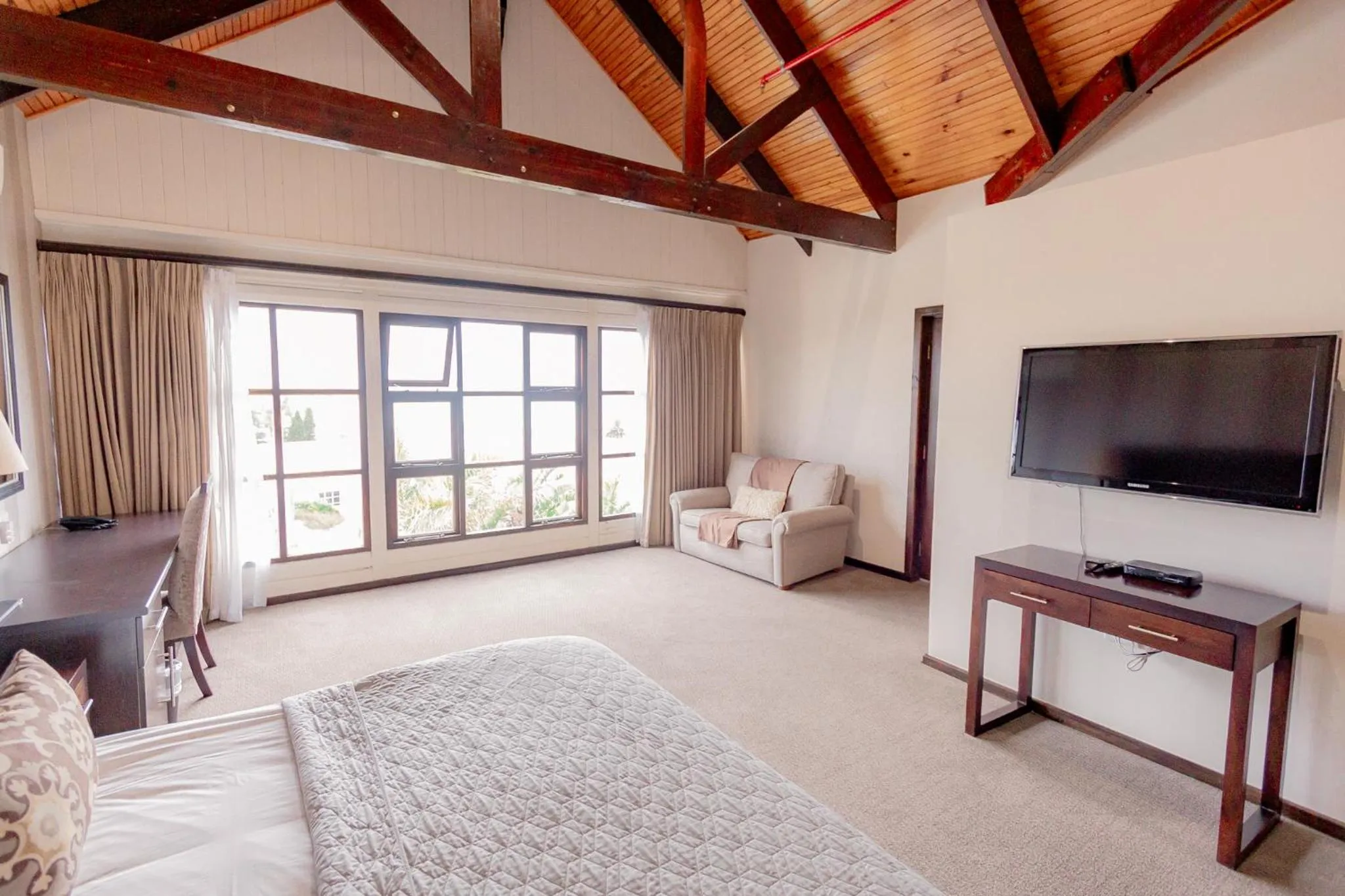 Photo of the whole room, Bed in The Kelway Hotel