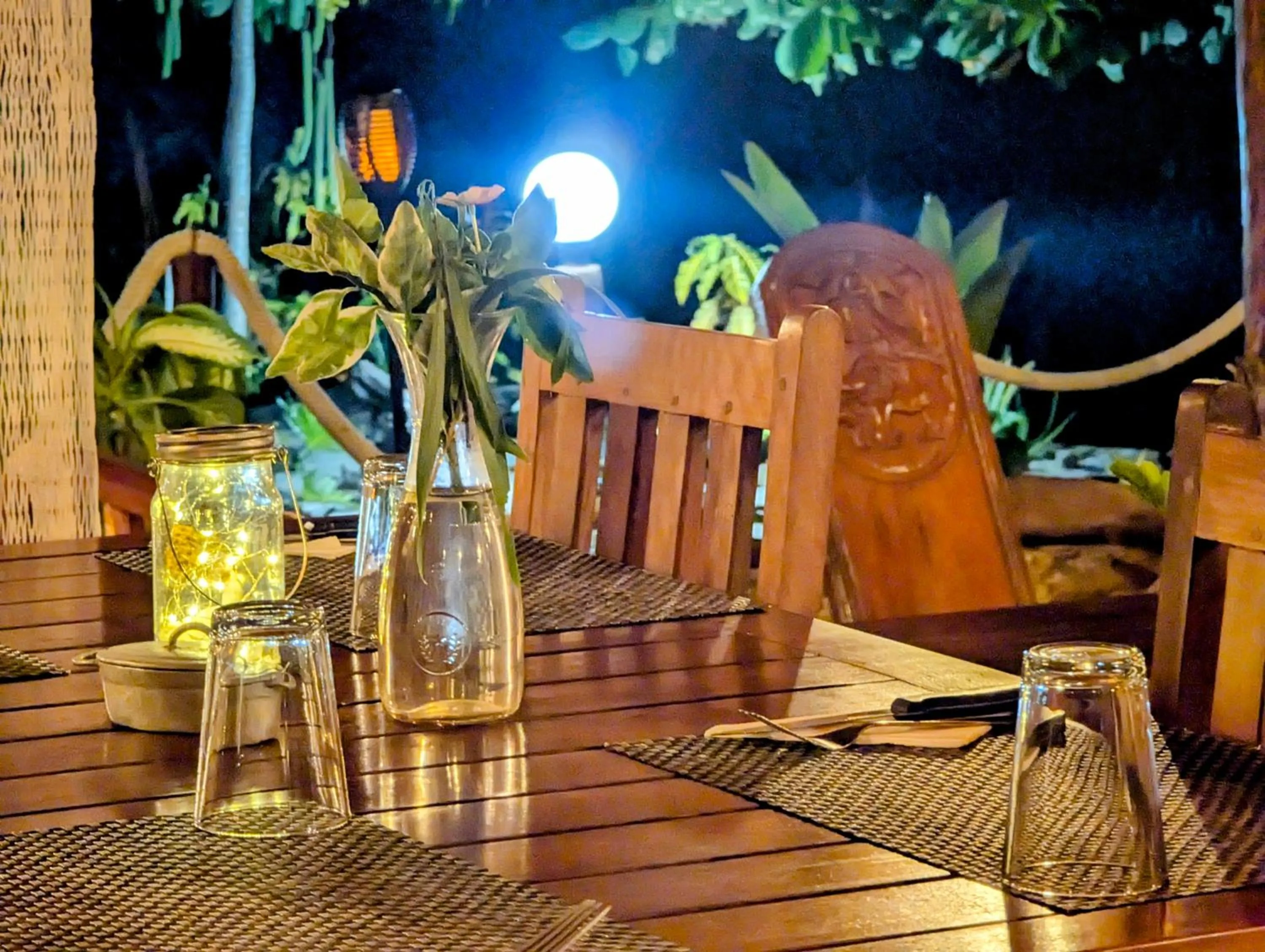 Restaurant/places to eat in Hotel Lakana Ramena