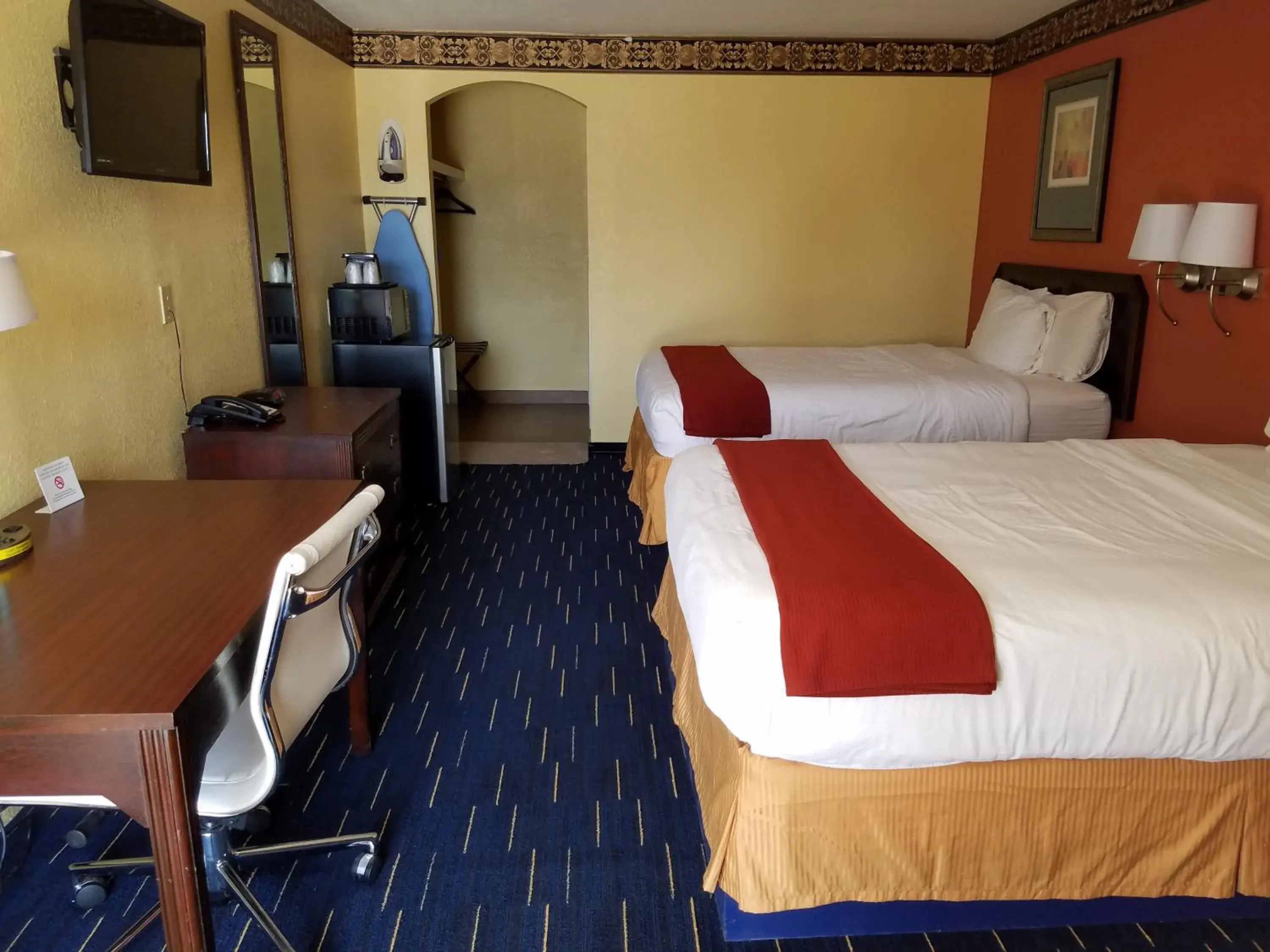 Queen Room with Two Queen Beds in Country Inn Sterling Queen Room with Two Queen Beds in Country Inn Sterling