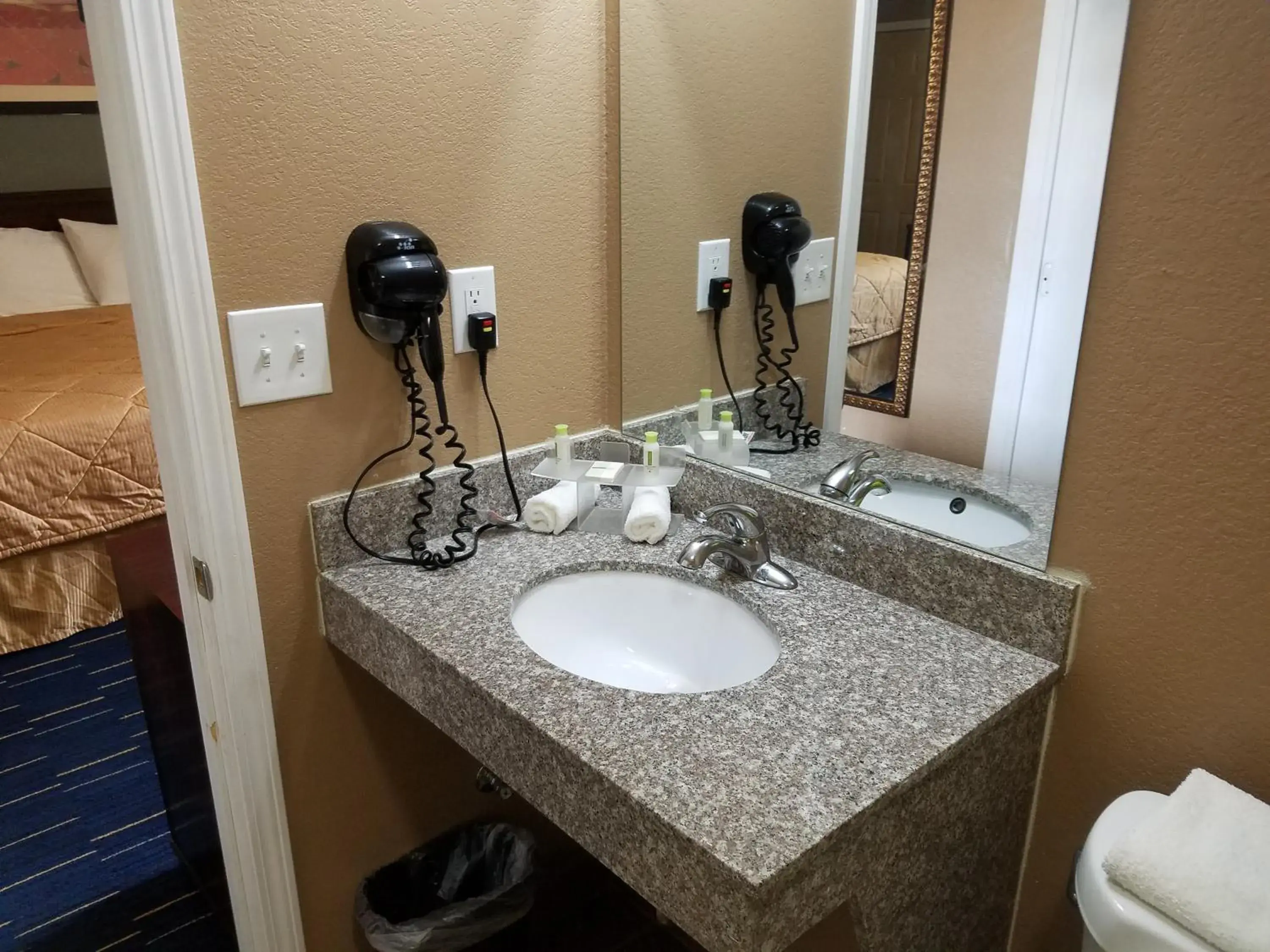 King Room - Disability Access in Country Inn Sterling King Room - Disability Access in Country Inn Sterling