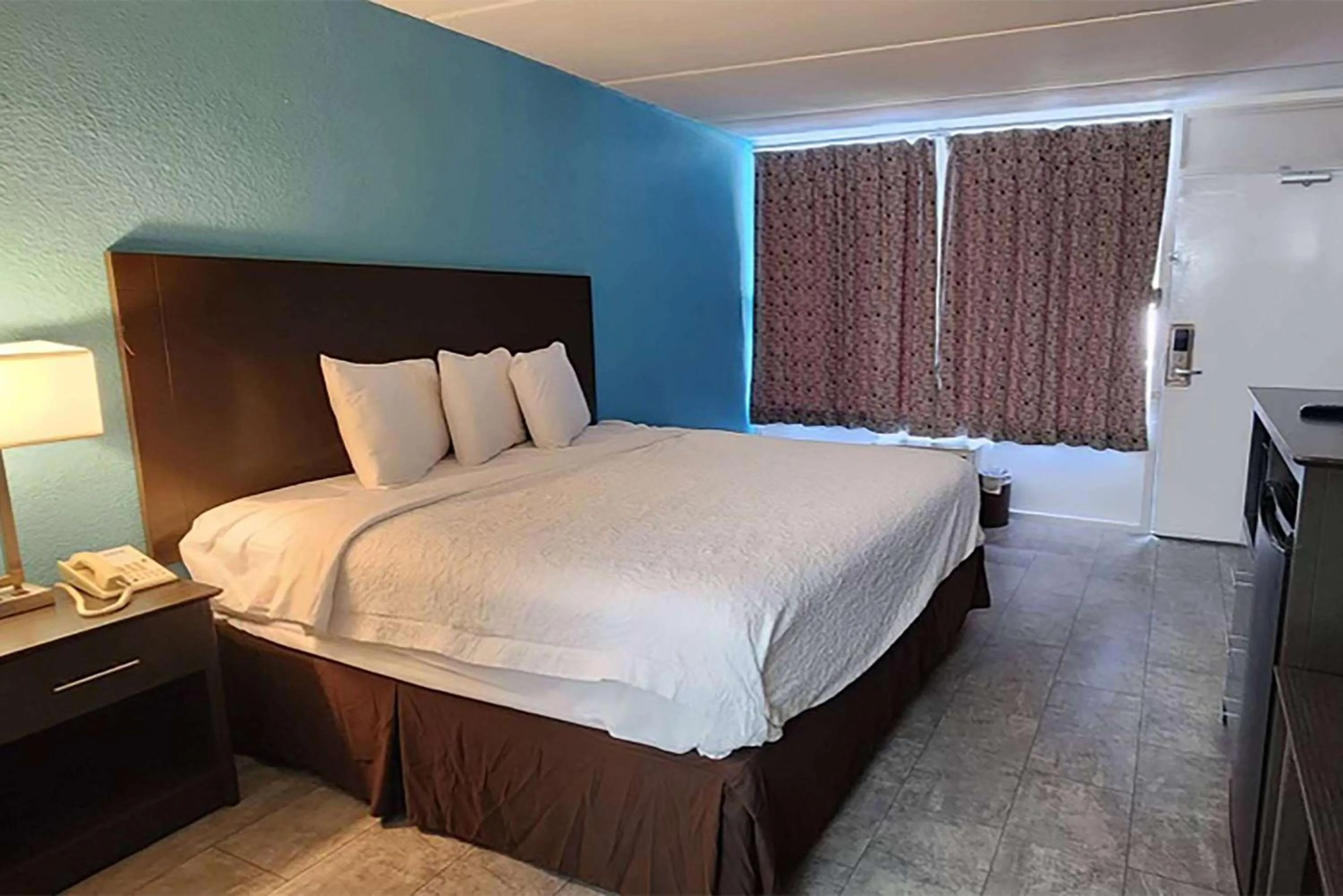 Photo of the whole room, Bed in Travelodge by Wyndham Kingsland GA