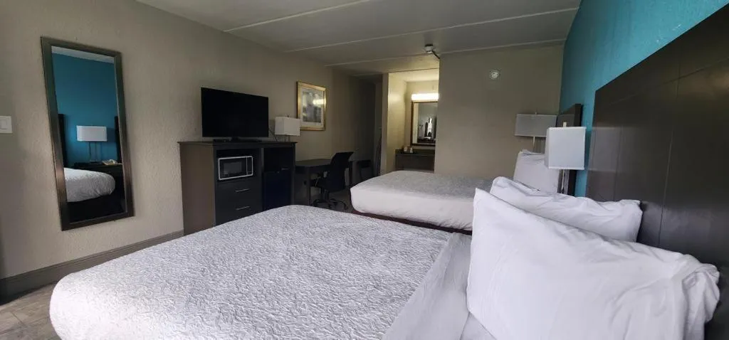 Bedroom, Bed in Travelodge by Wyndham Kingsland GA