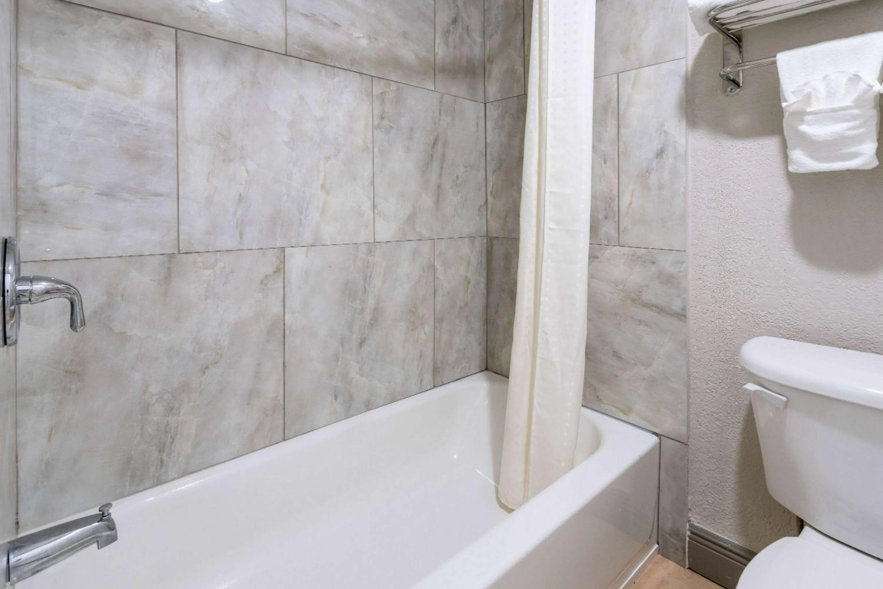 TV and multimedia in Travelodge by Wyndham Kingsland GA