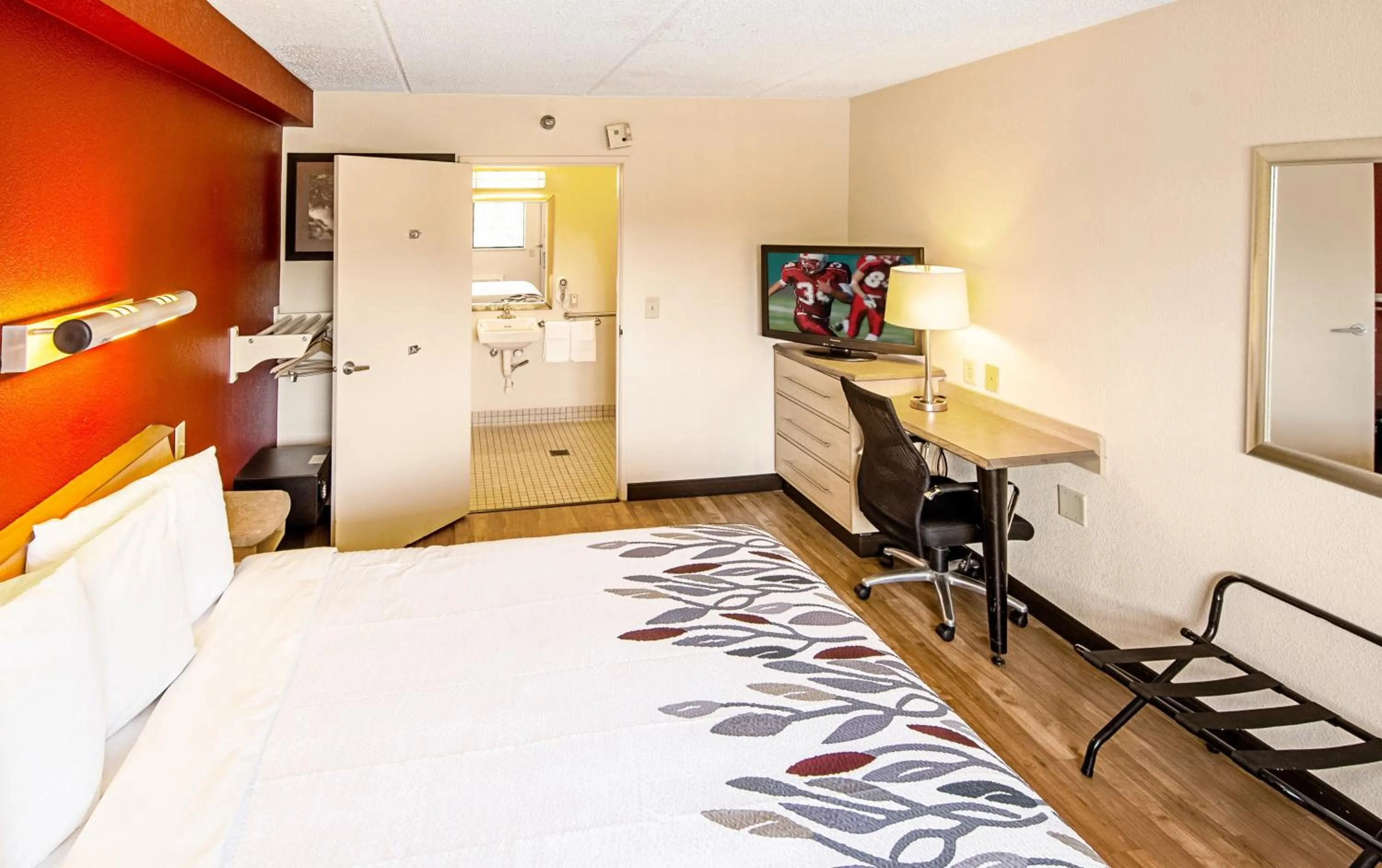 Photo of the whole room, Bed in Red Roof Inn Jacksonville Airport