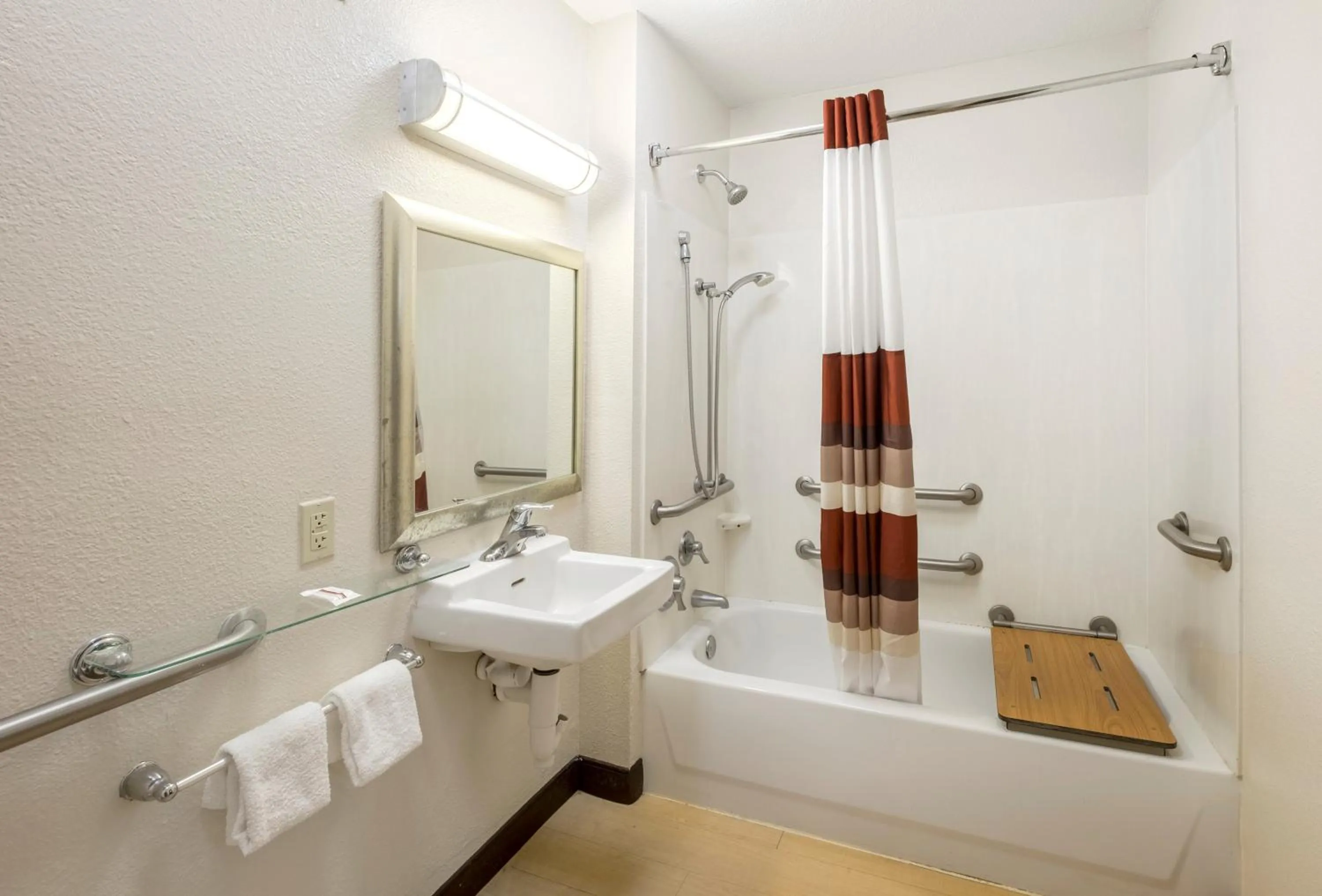 Bathroom in Red Roof Inn Jacksonville - Orange Park