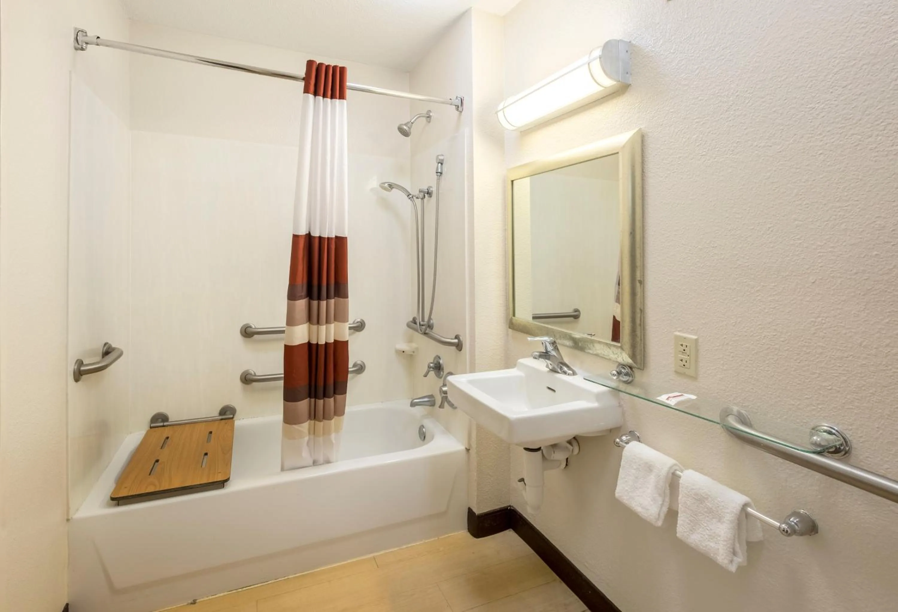 Bathroom in Red Roof Inn Jacksonville - Orange Park