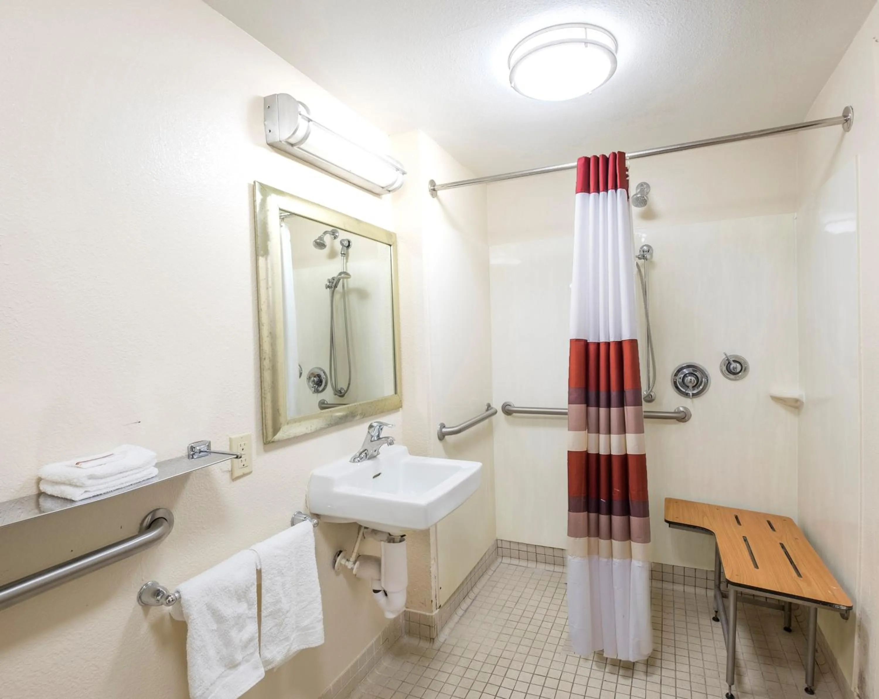 Shower in Red Roof Inn Jacksonville - Orange Park