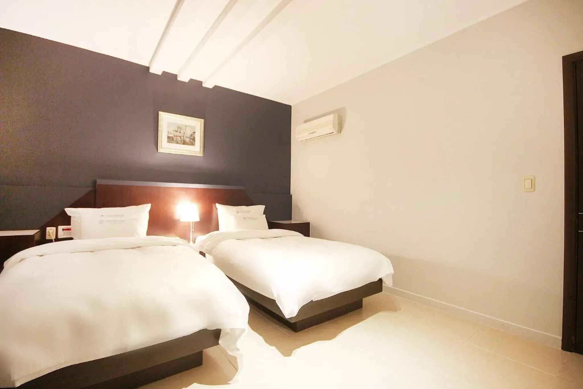 Twin Room in Charmant Hotel Twin Room in Charmant Hotel
