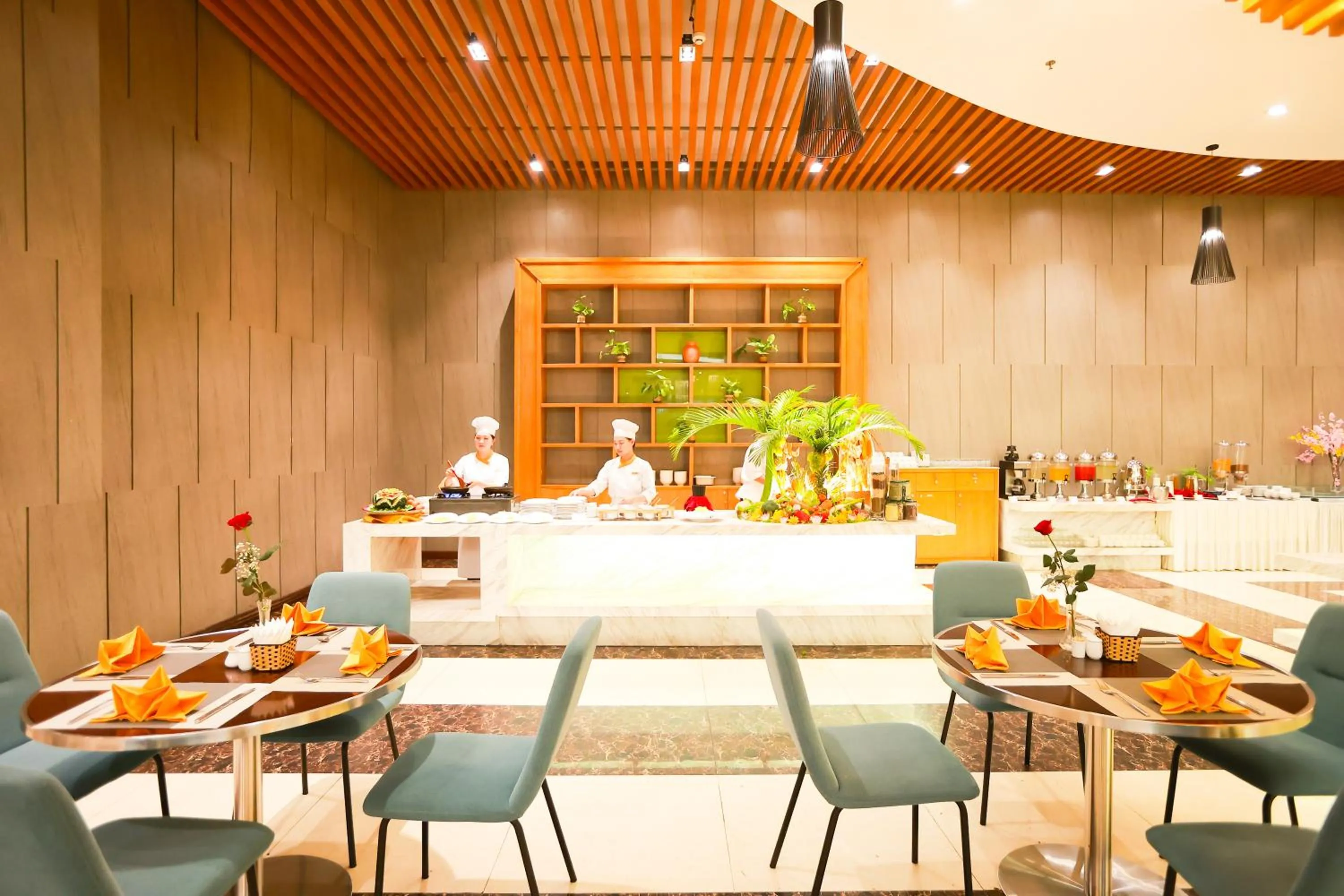 Restaurant/places to eat in Muong Thanh Luxury Nhat Le Hotel