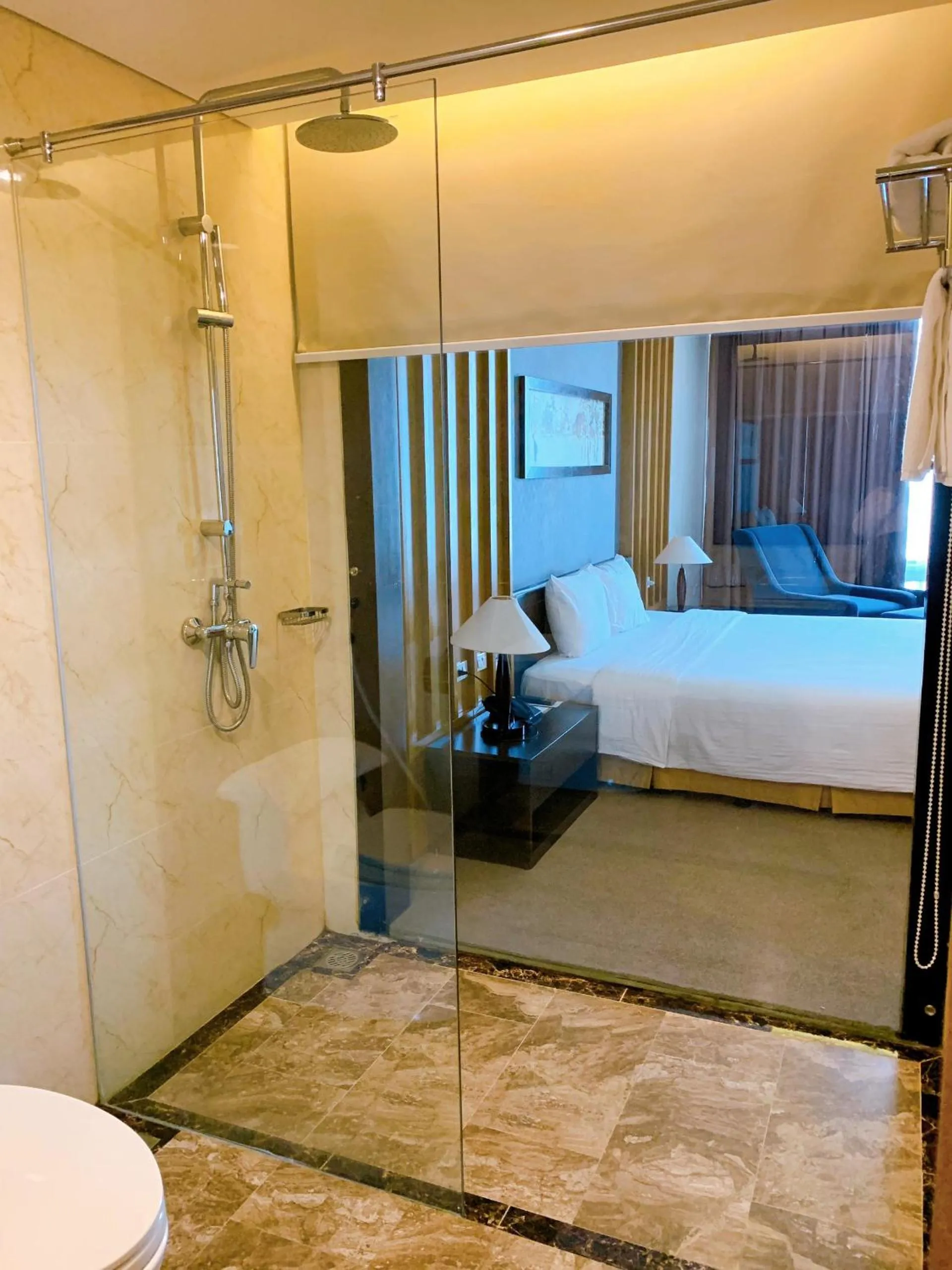 Bathroom, Bed in Muong Thanh Luxury Nhat Le Hotel