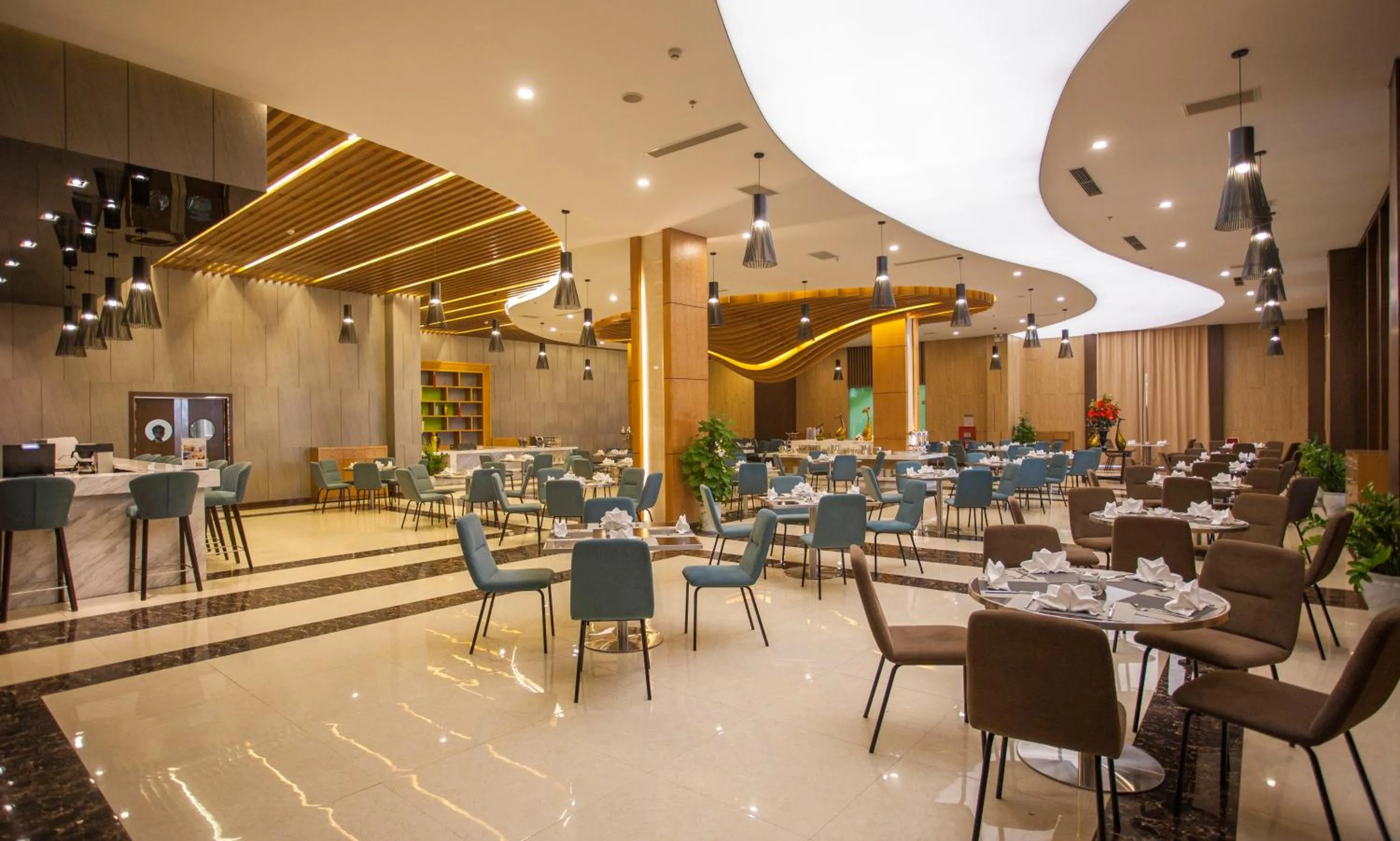 Restaurant/places to eat in Muong Thanh Luxury Nhat Le Hotel