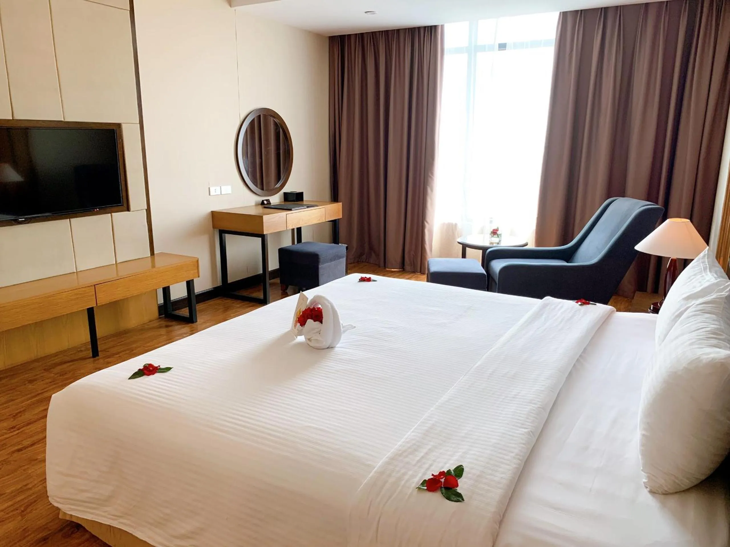 Bed in Muong Thanh Luxury Nhat Le Hotel
