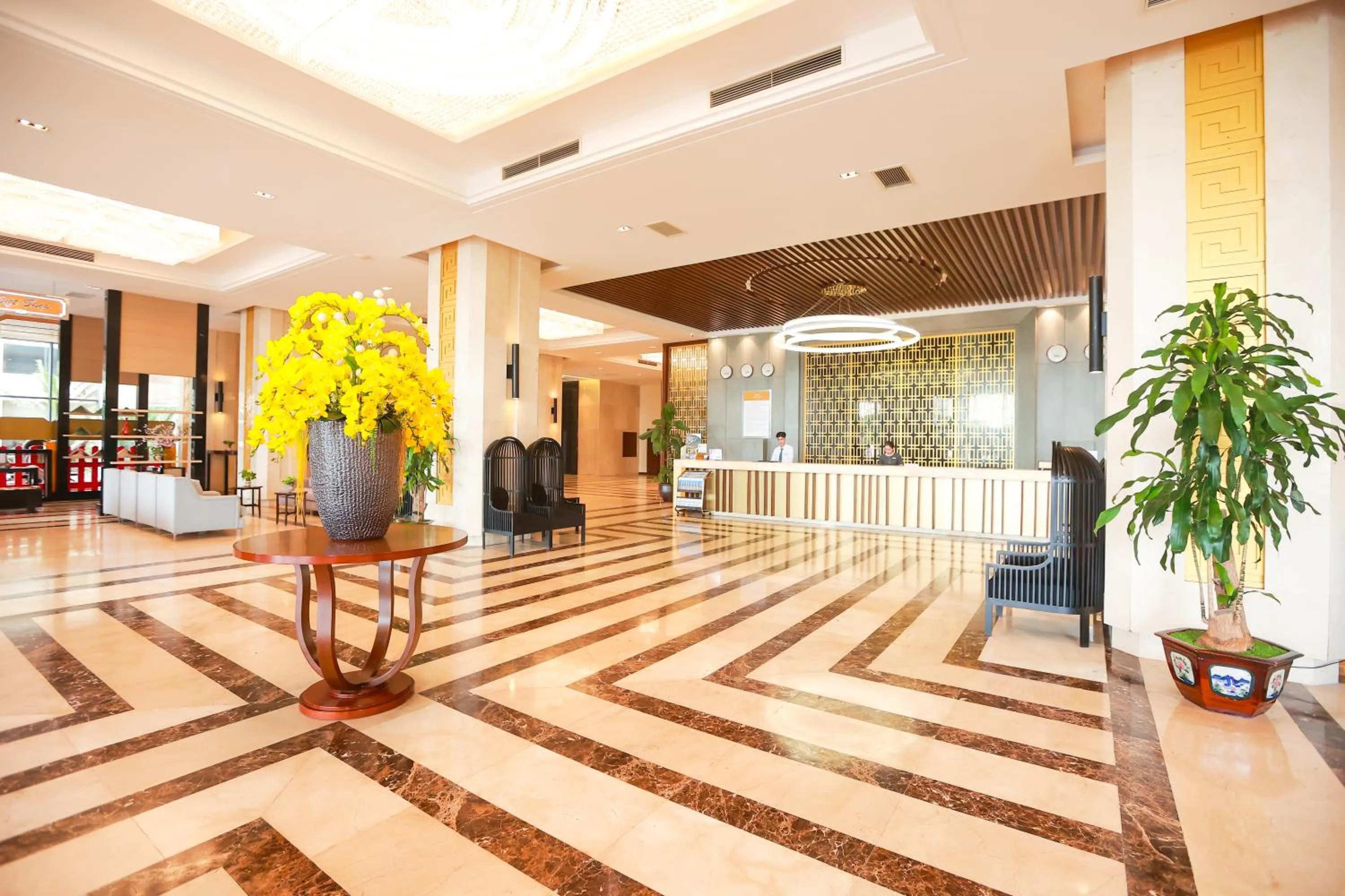 Lobby or reception in Muong Thanh Luxury Nhat Le Hotel