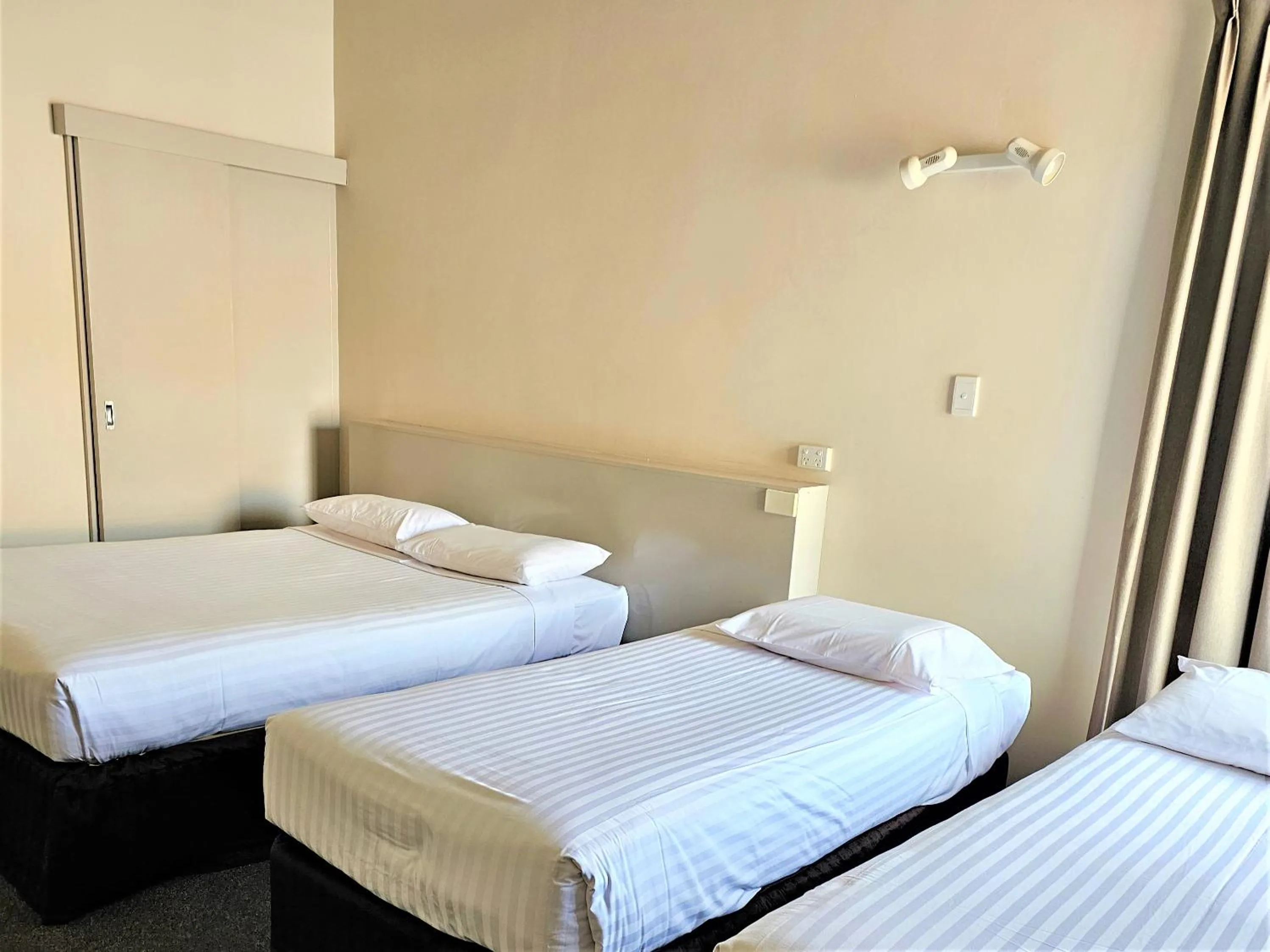 Bedroom, Bed in Sanno Marracoonda Perth Airport Hotel