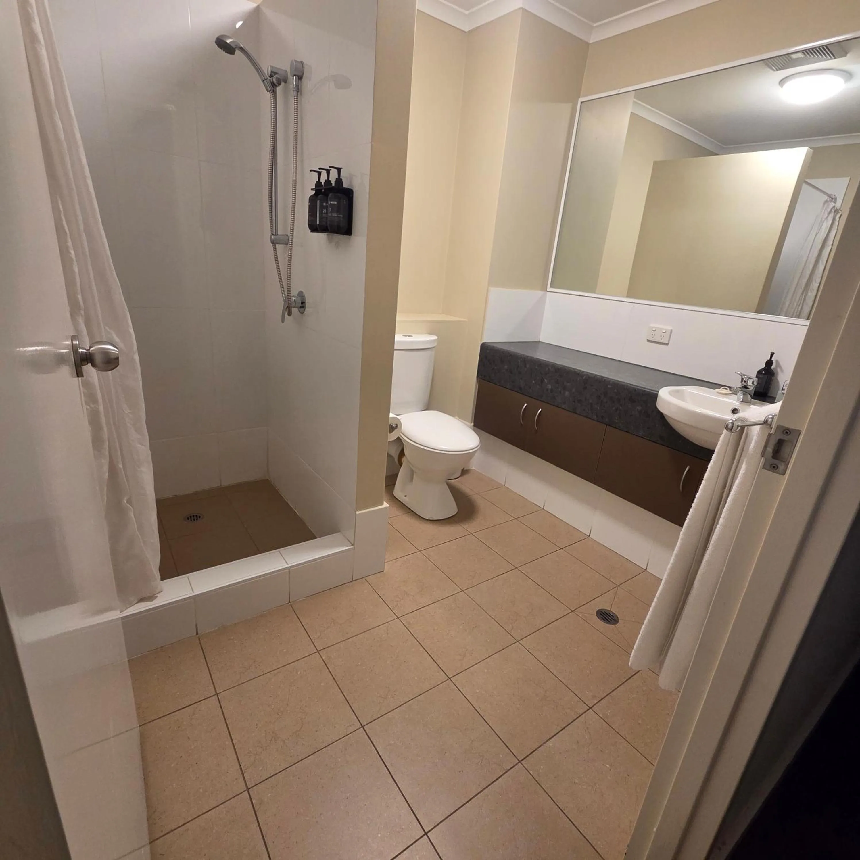 Bathroom in Sanno Marracoonda Perth Airport Hotel