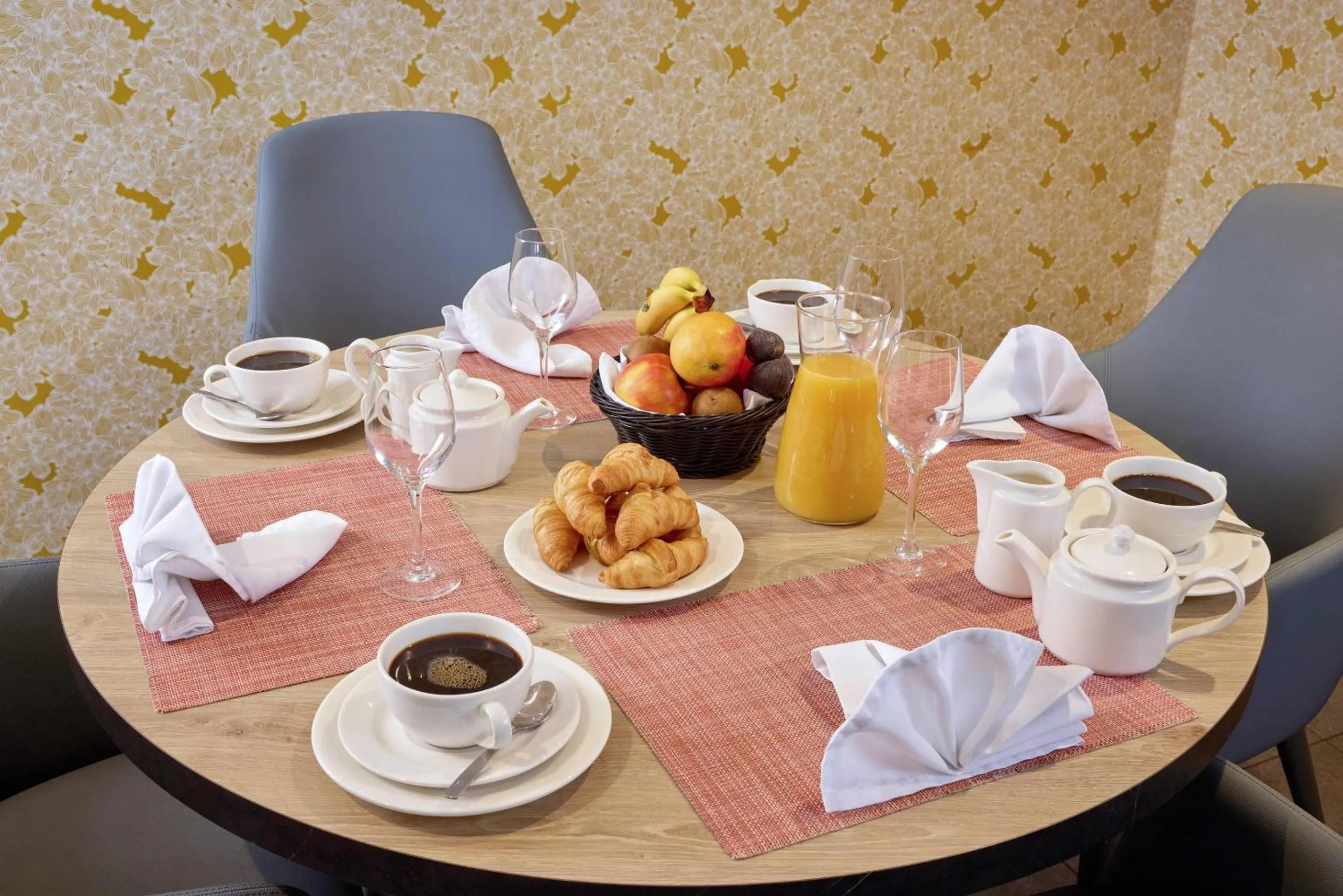 Breakfast in Quality Aparthotel Morangis Orly