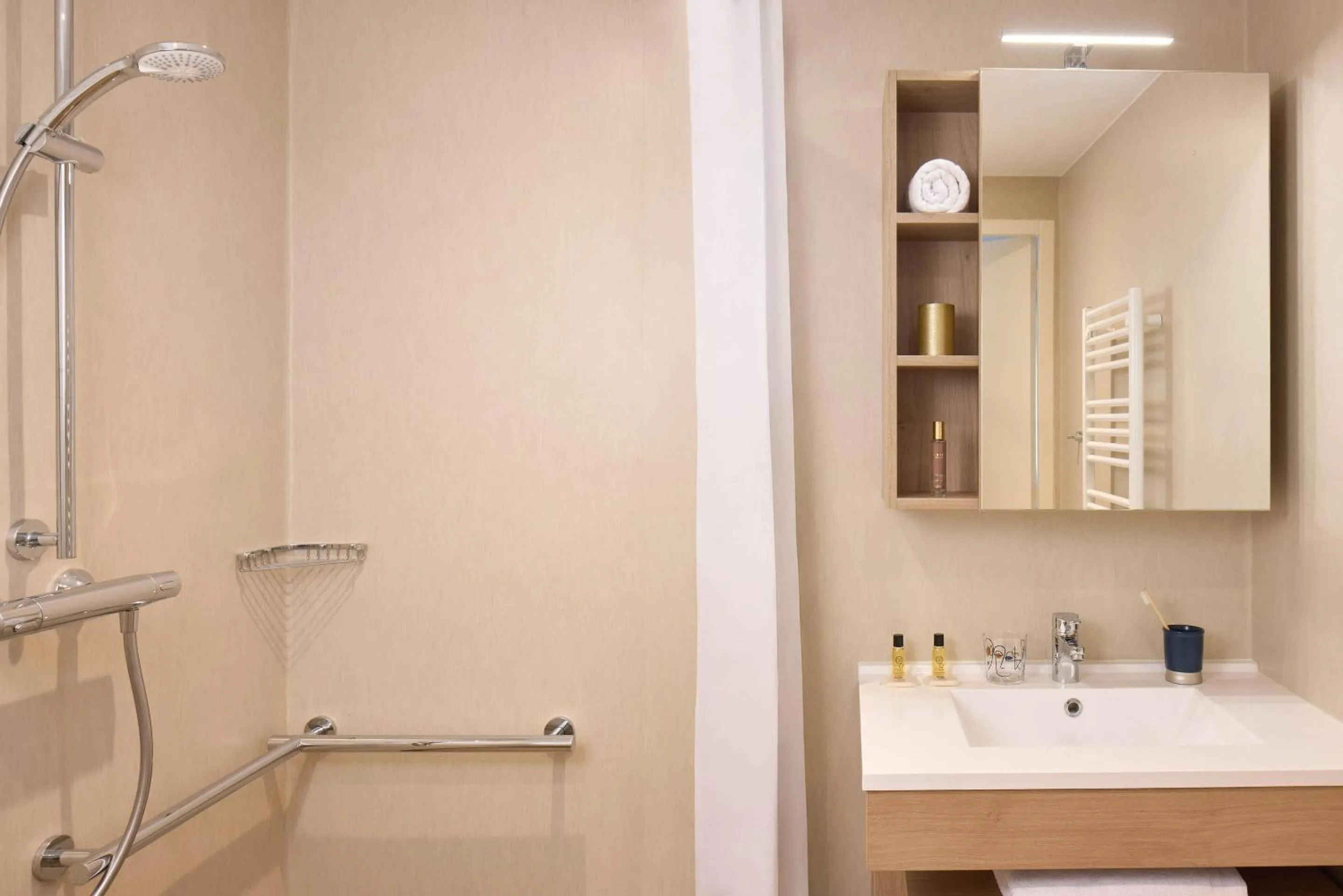 Shower in Quality Aparthotel Morangis Orly