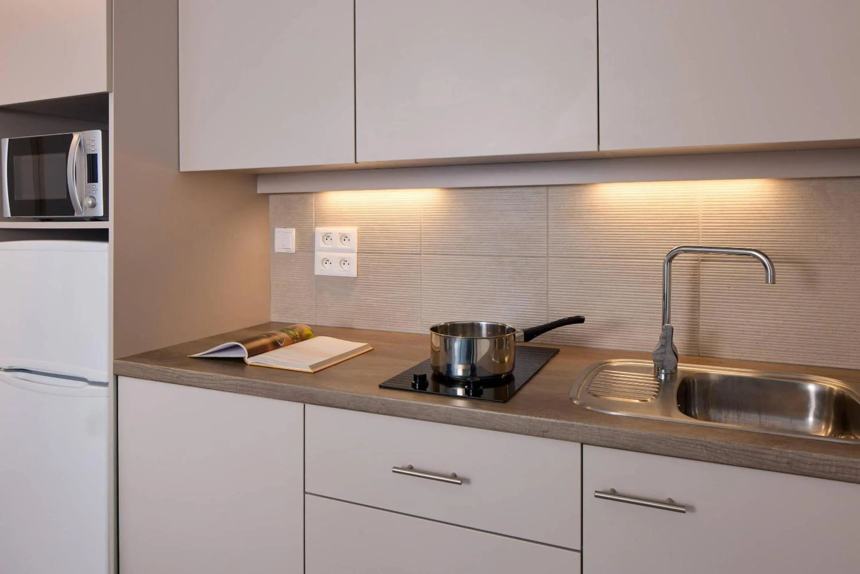 Kitchen or kitchenette in Quality Aparthotel Morangis Orly