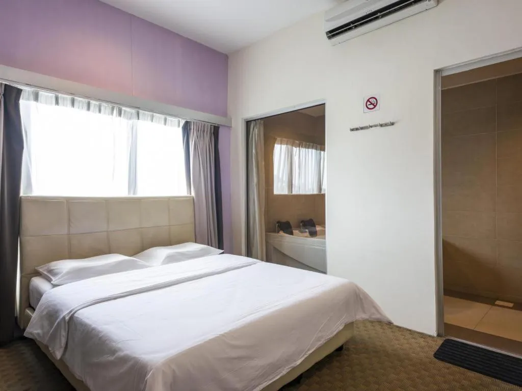 Bed in Raintree Hotel