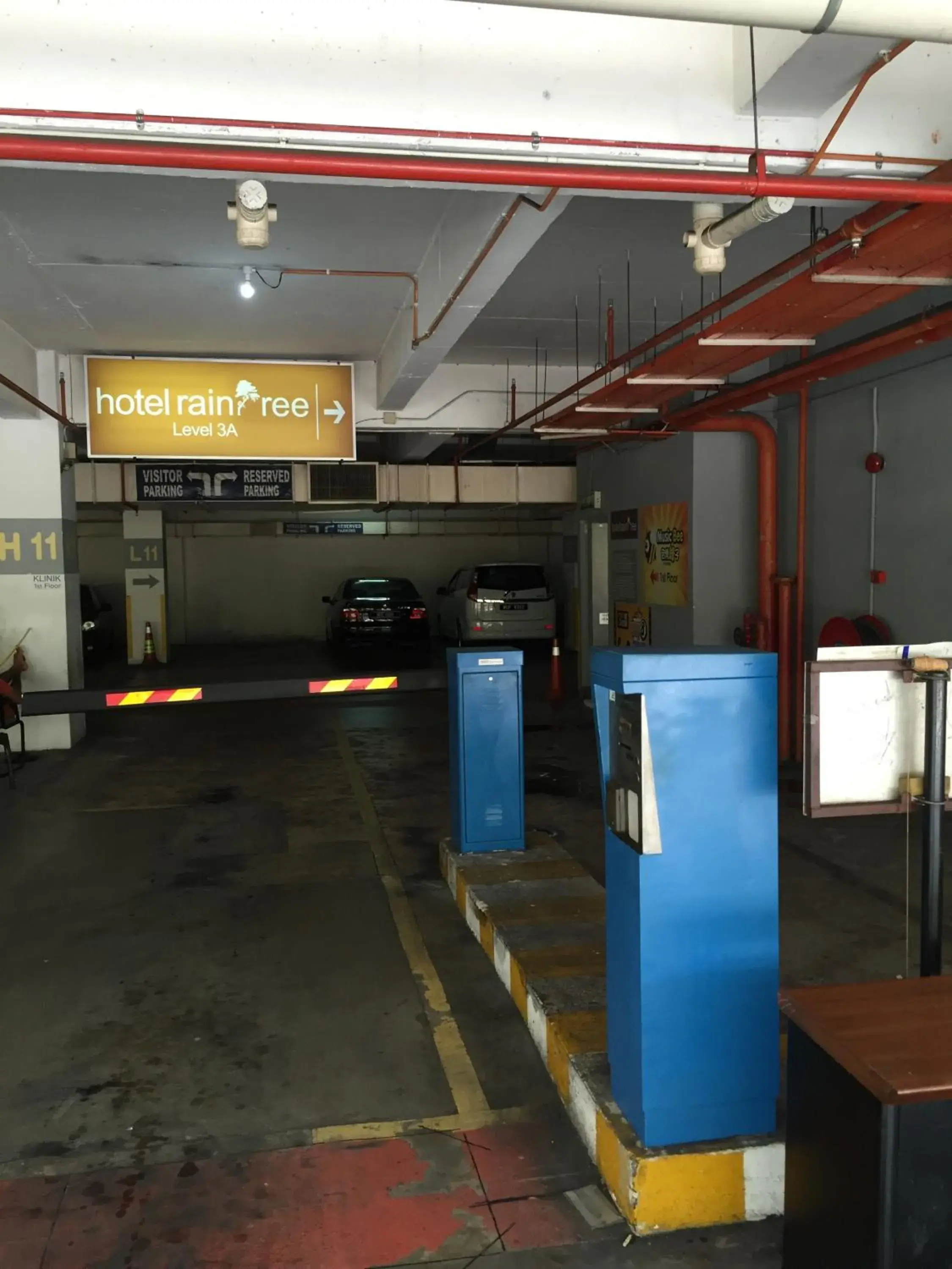 Facade/entrance in Raintree Hotel Facade/entrance in Raintree Hotel