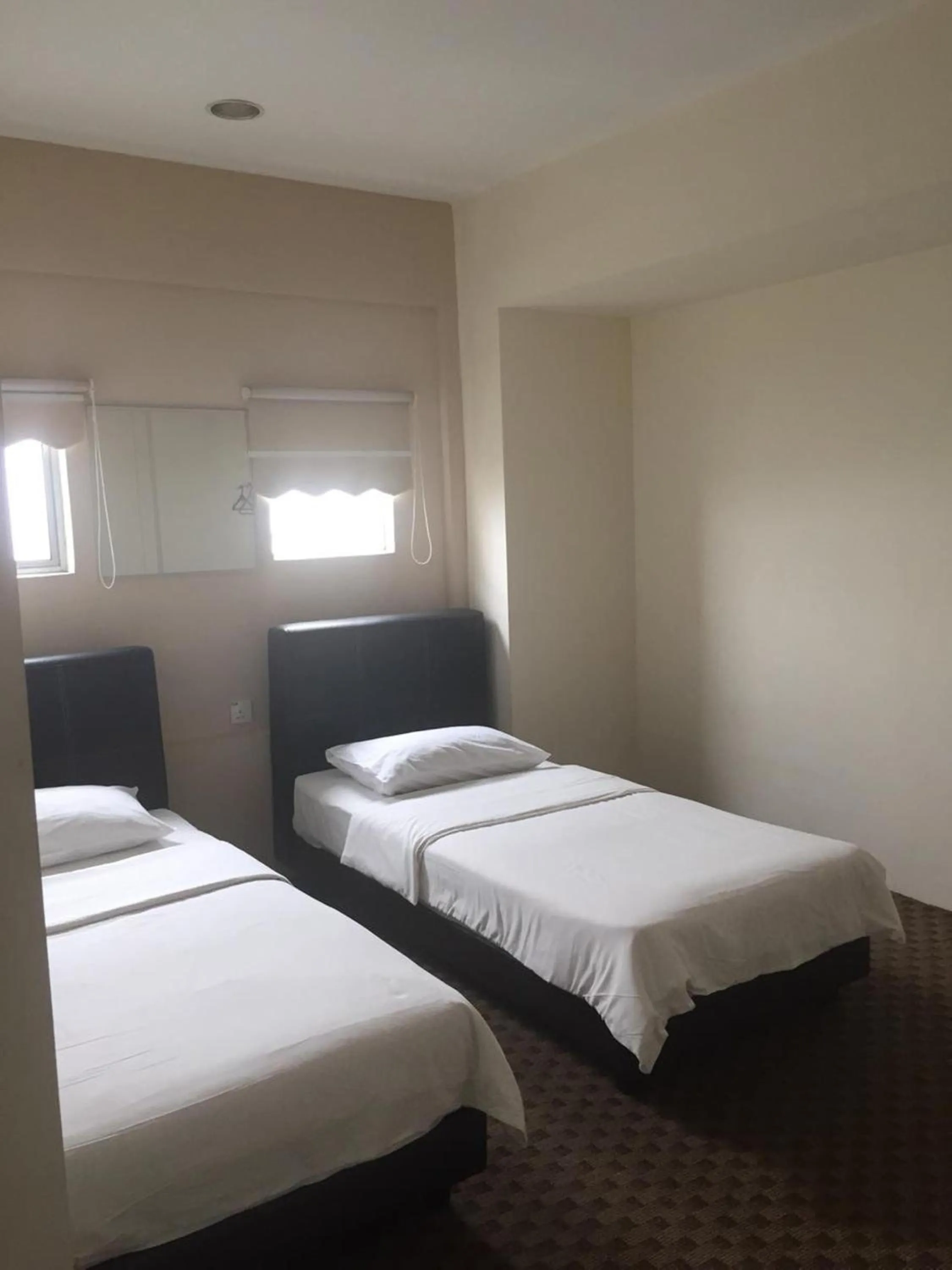 Day, Bed in Raintree Hotel