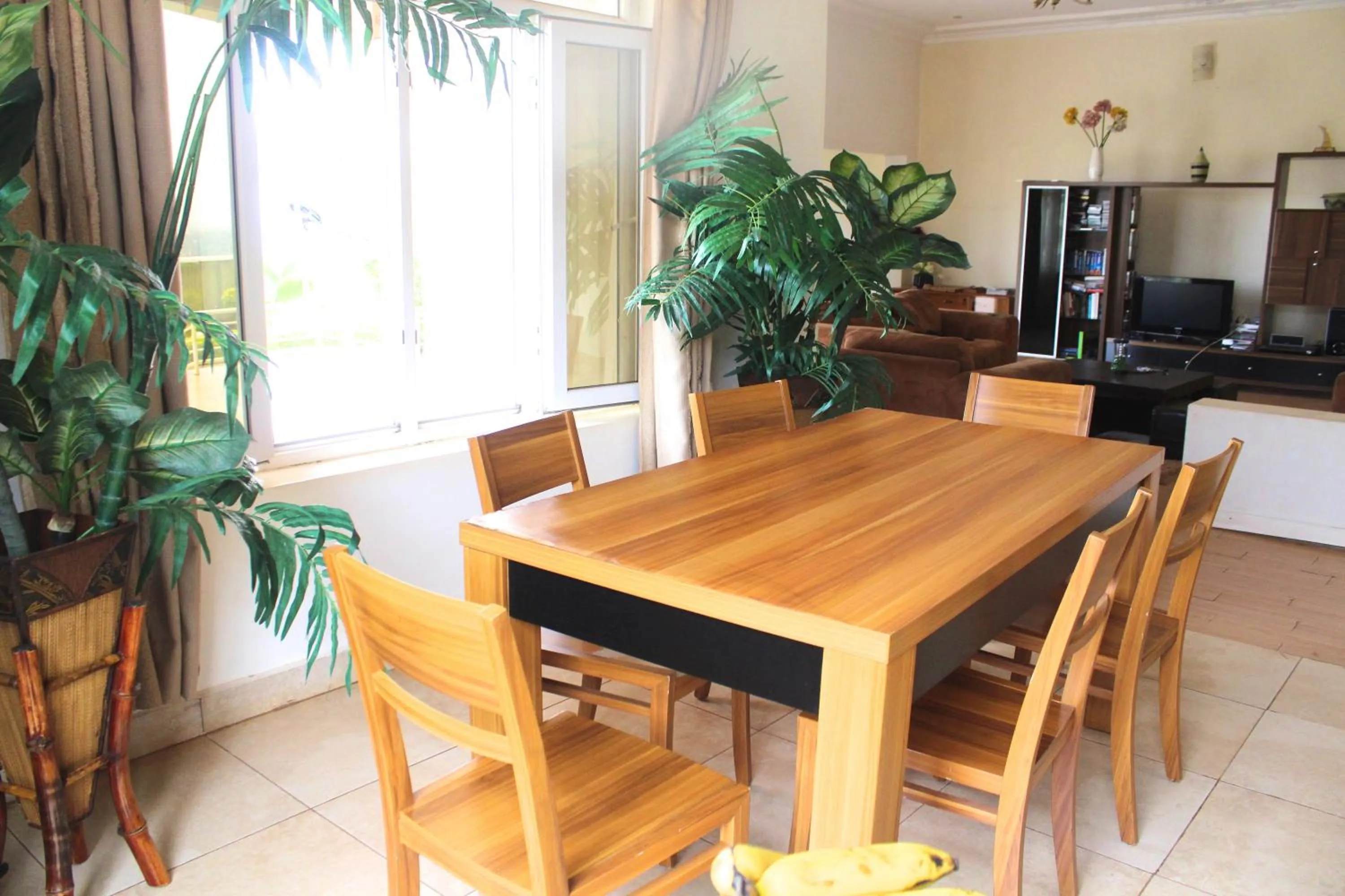 Restaurant/places to eat in Yambi Guesthouse