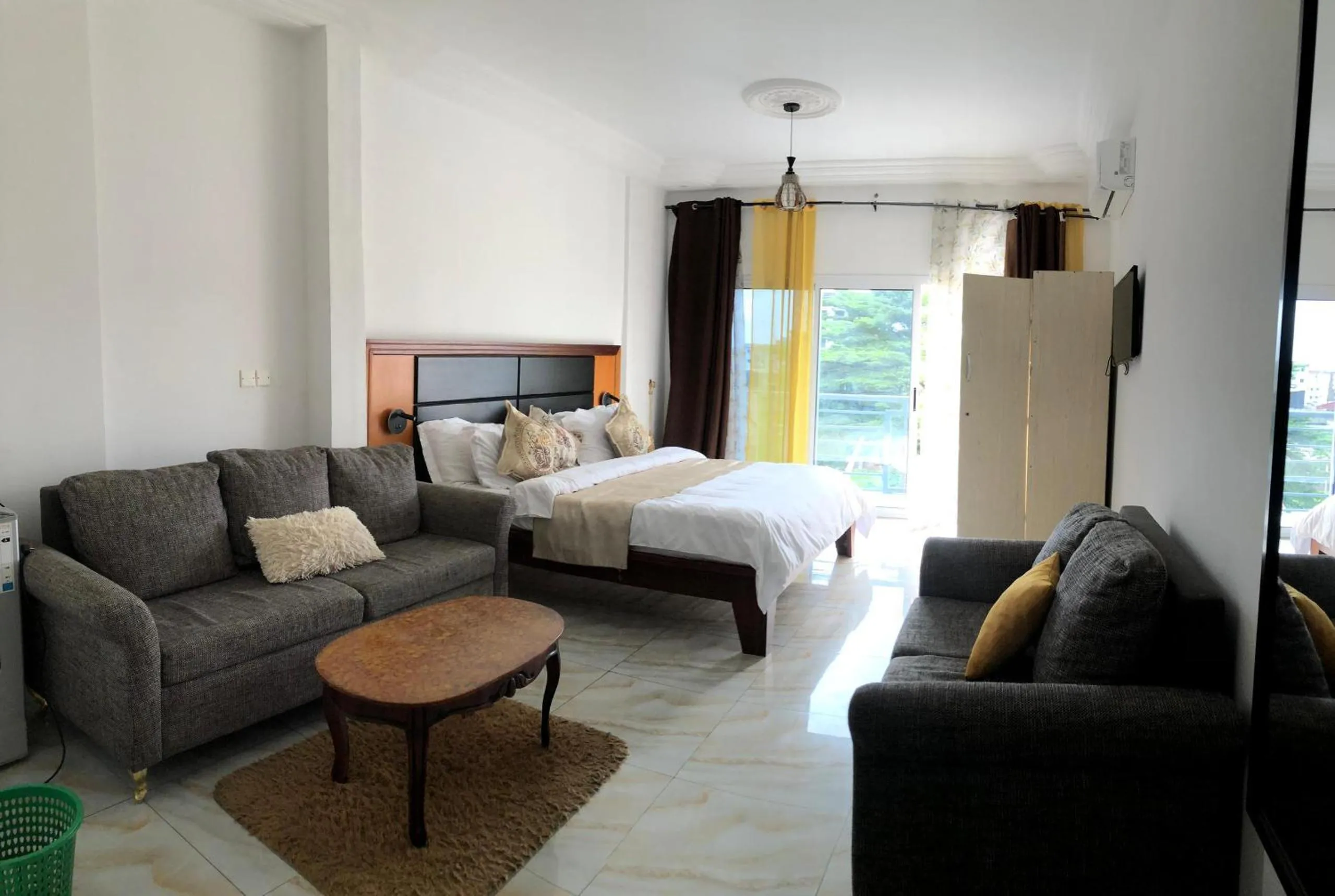 Photo of the whole room, Bed in residence hoteliere samba