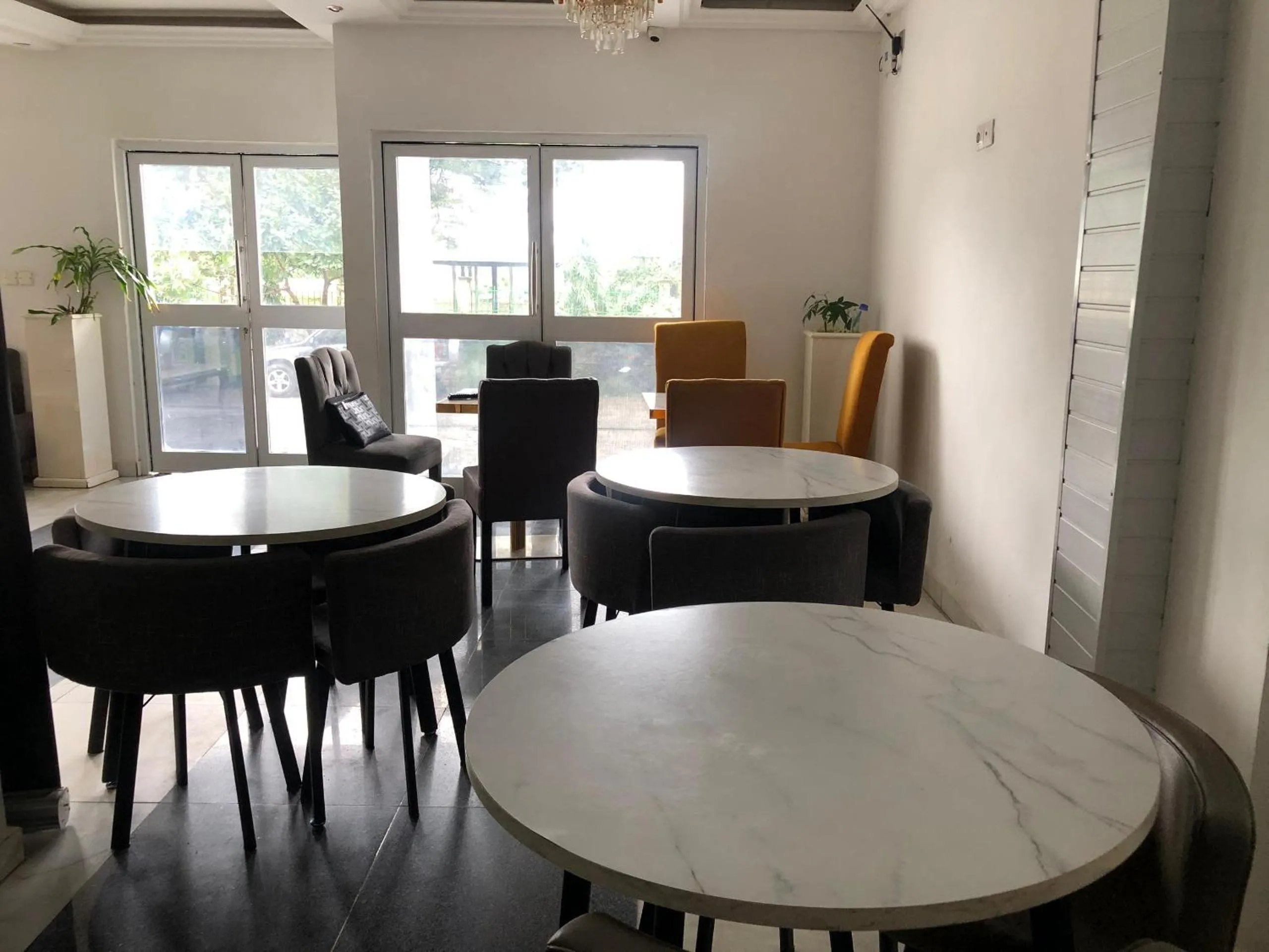 Restaurant/places to eat in residence hoteliere samba