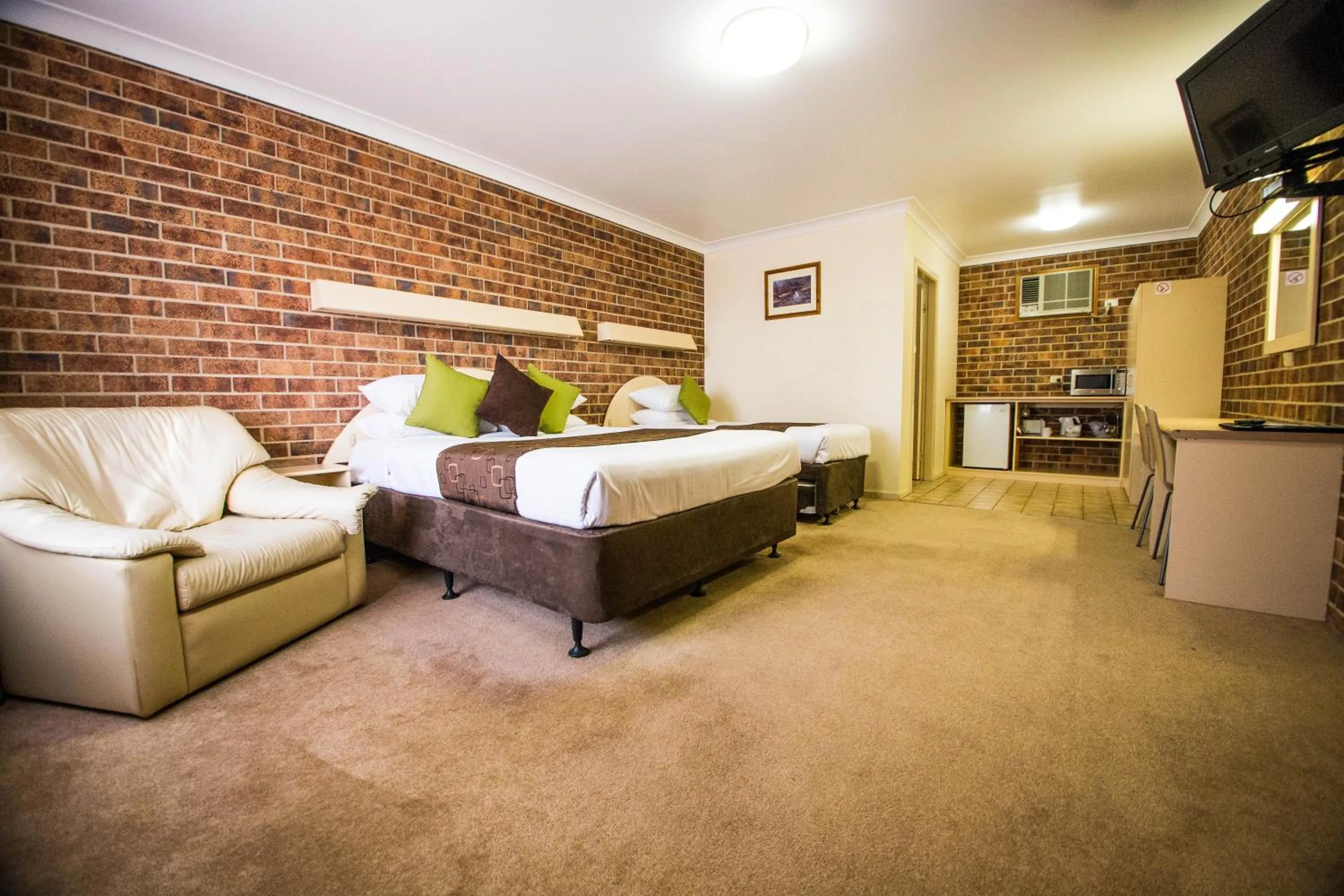 Photo of the whole room, Bed in A Line Motel