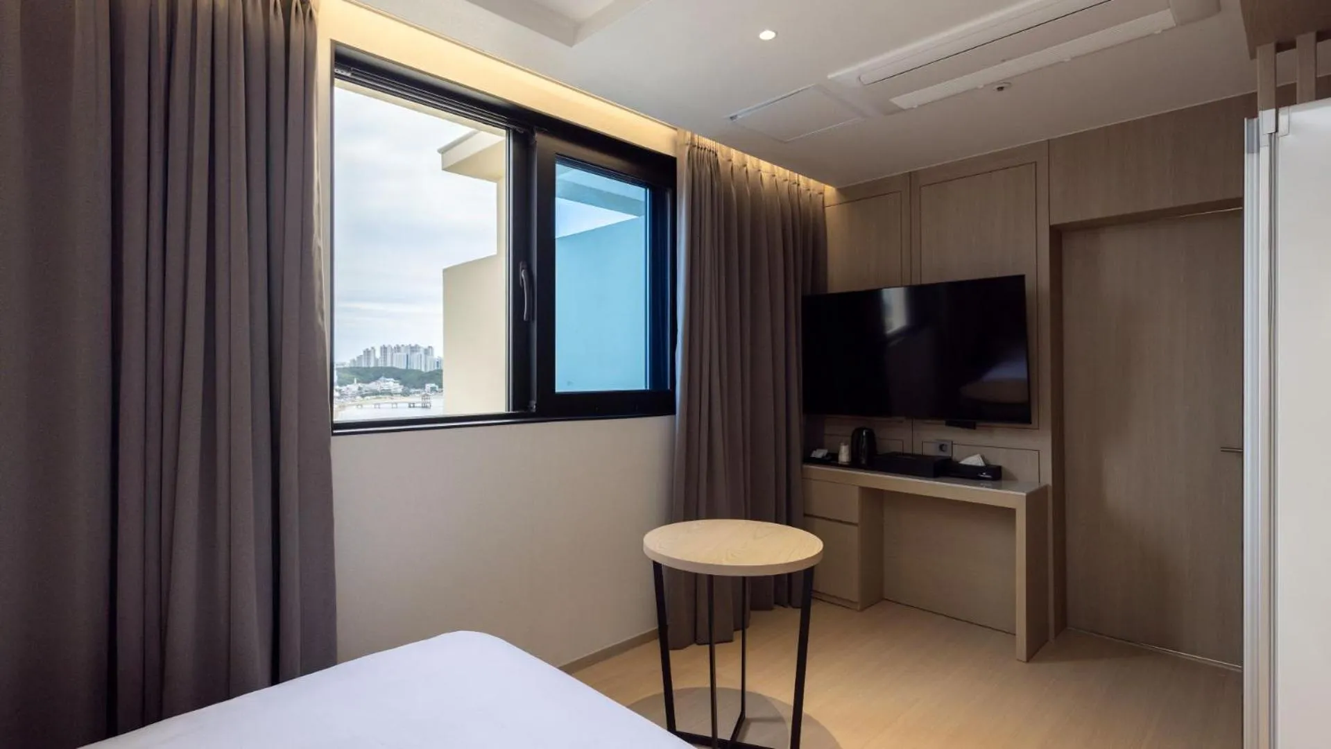 Photo of the whole room, Bed in Hound Hotel Pohang Yeongildae