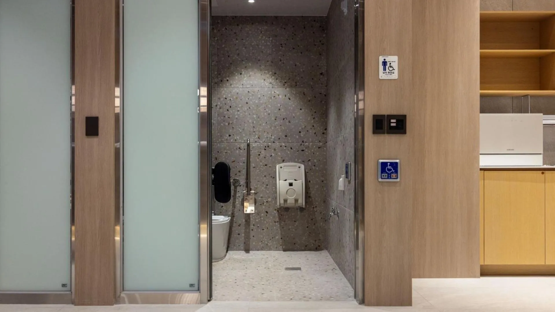 Toilet in Hound Hotel Pohang Yeongildae
