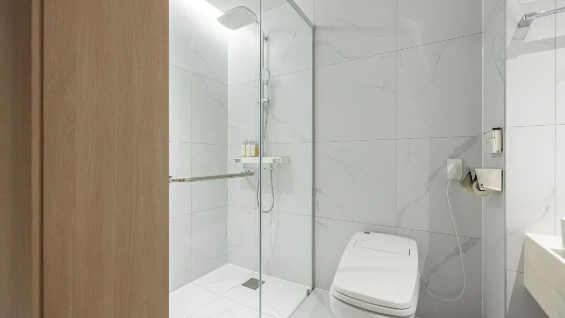 Toilet in Hound Hotel Pohang Yeongildae