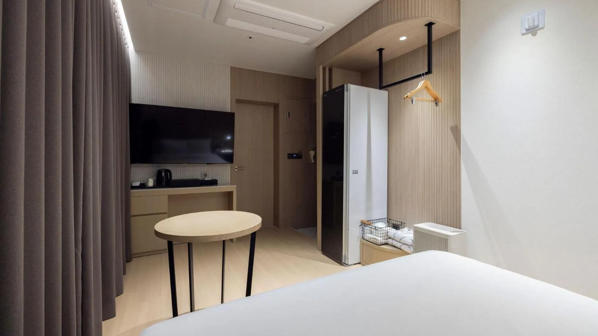 Photo of the whole room, Bed in Hound Hotel Pohang Yeongildae
