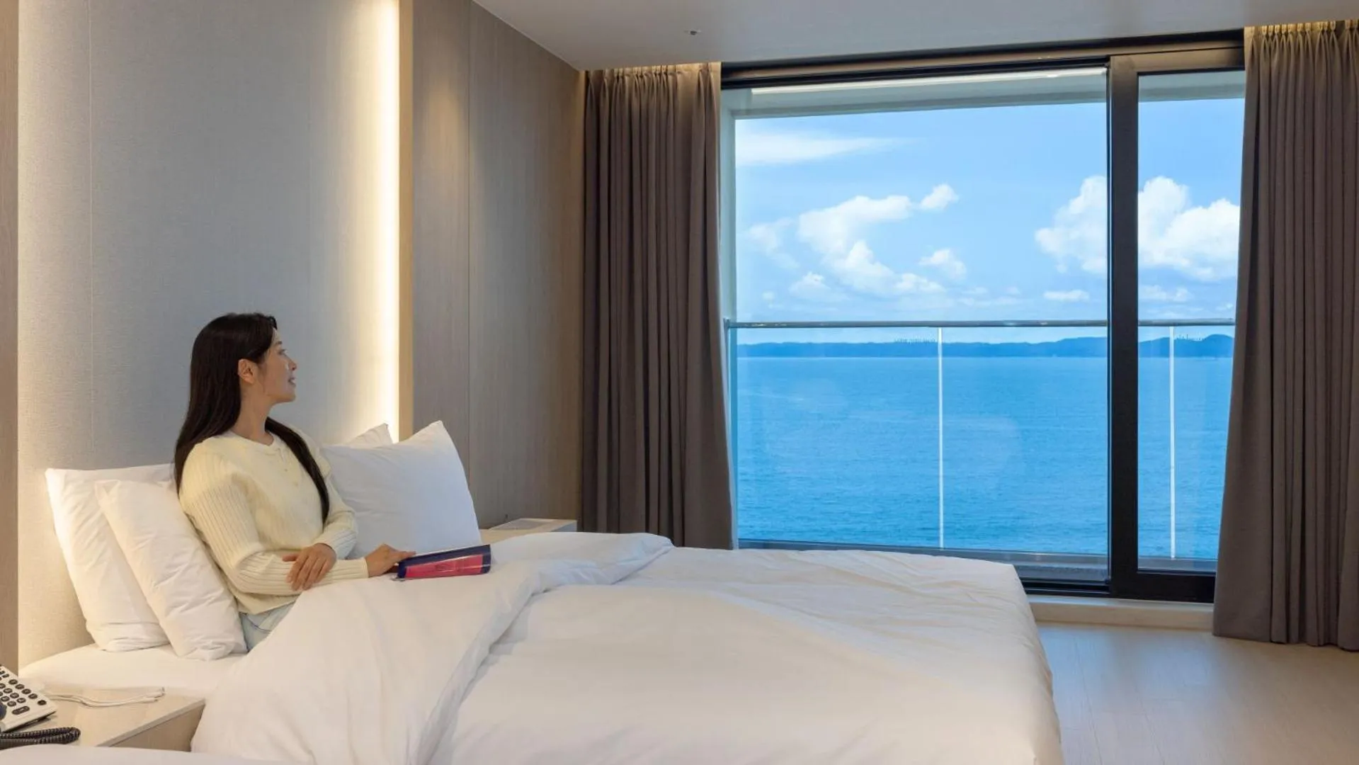 Photo of the whole room, Bed in Hound Hotel Pohang Yeongildae