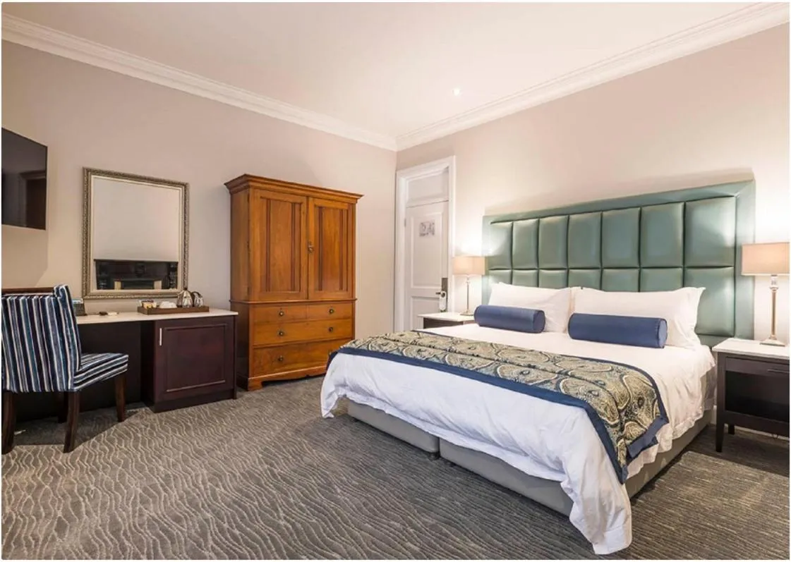 Photo of the whole room, Bed in Luxe Avondale Boutique Hotel