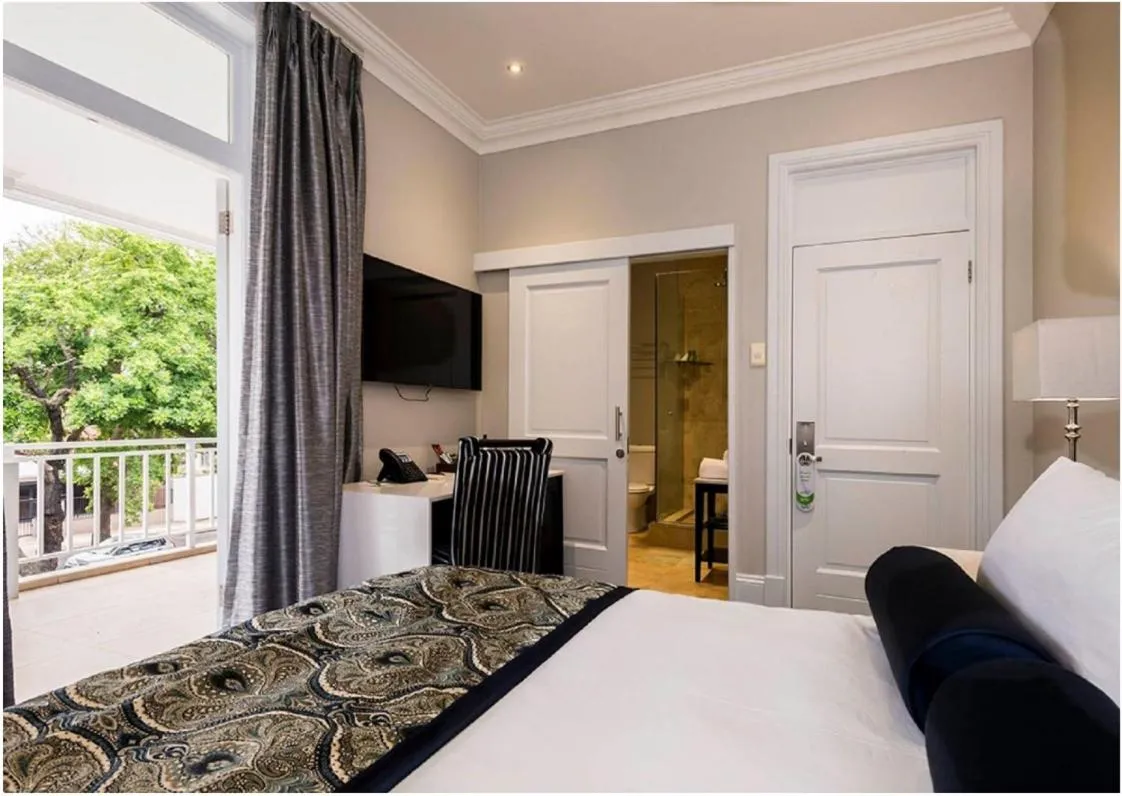 Photo of the whole room, Bed in Luxe Avondale Boutique Hotel