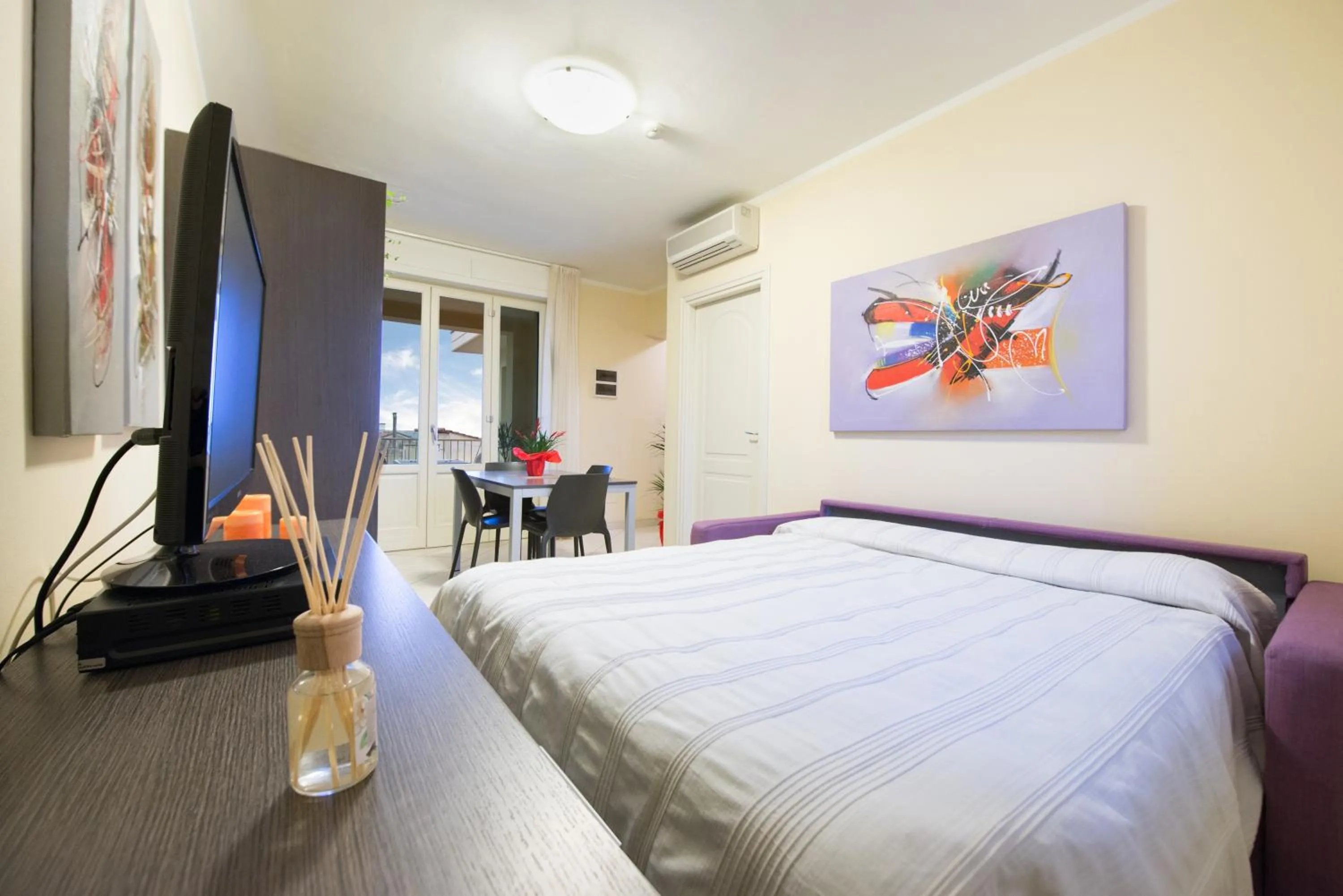 Living room, Bed in Residence Colombo