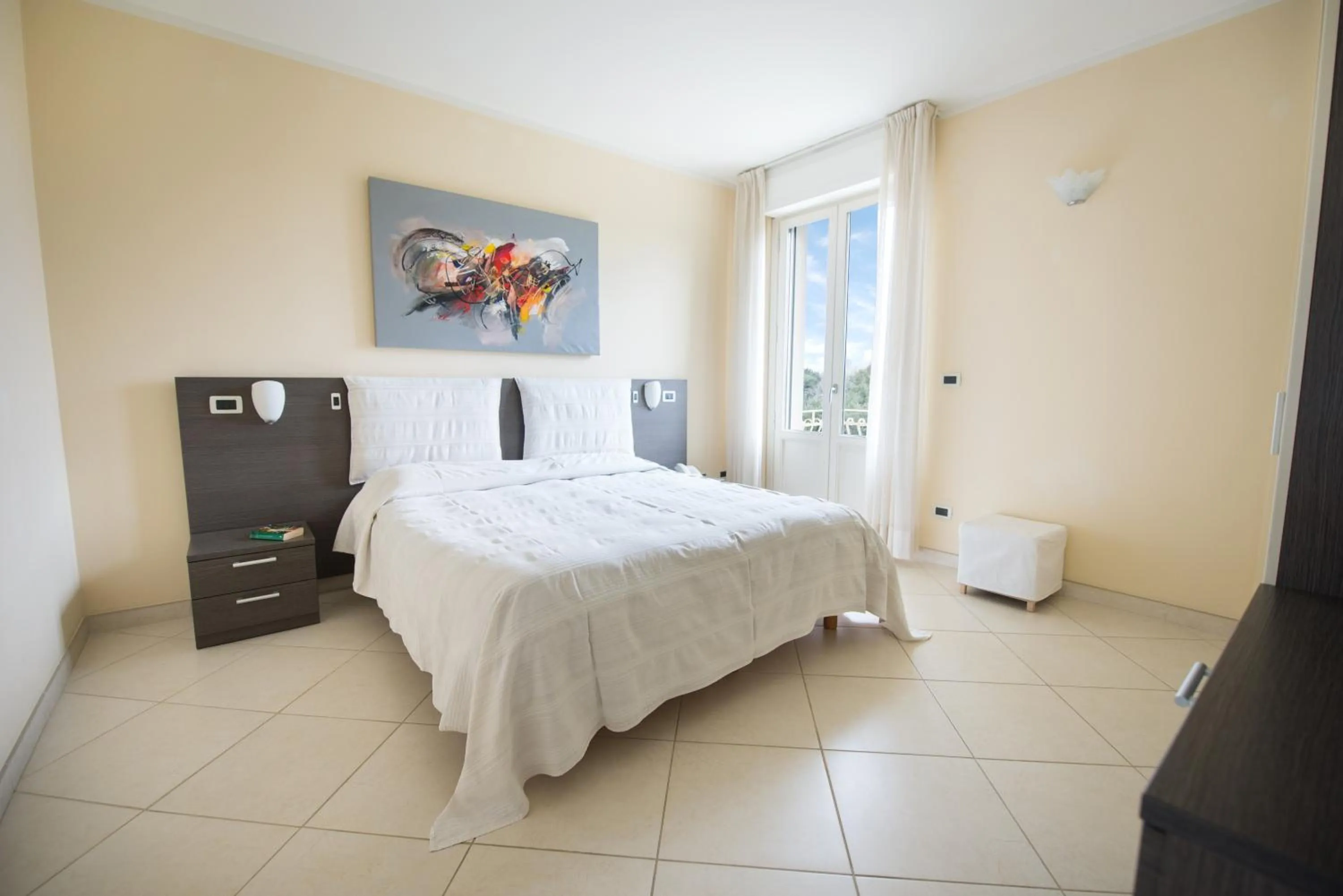 Photo of the whole room, Bed in Residence Colombo