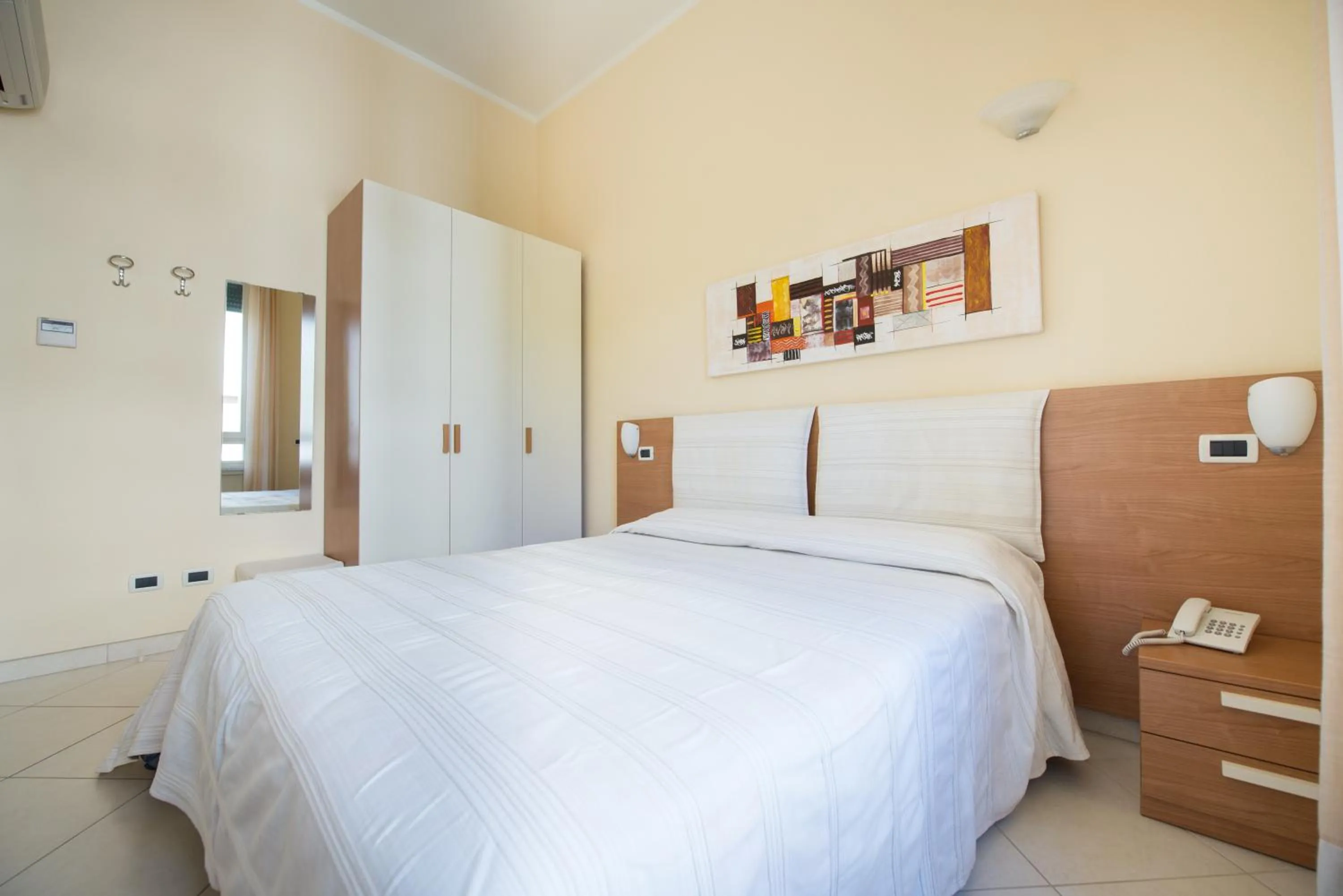 Photo of the whole room, Bed in Residence Colombo