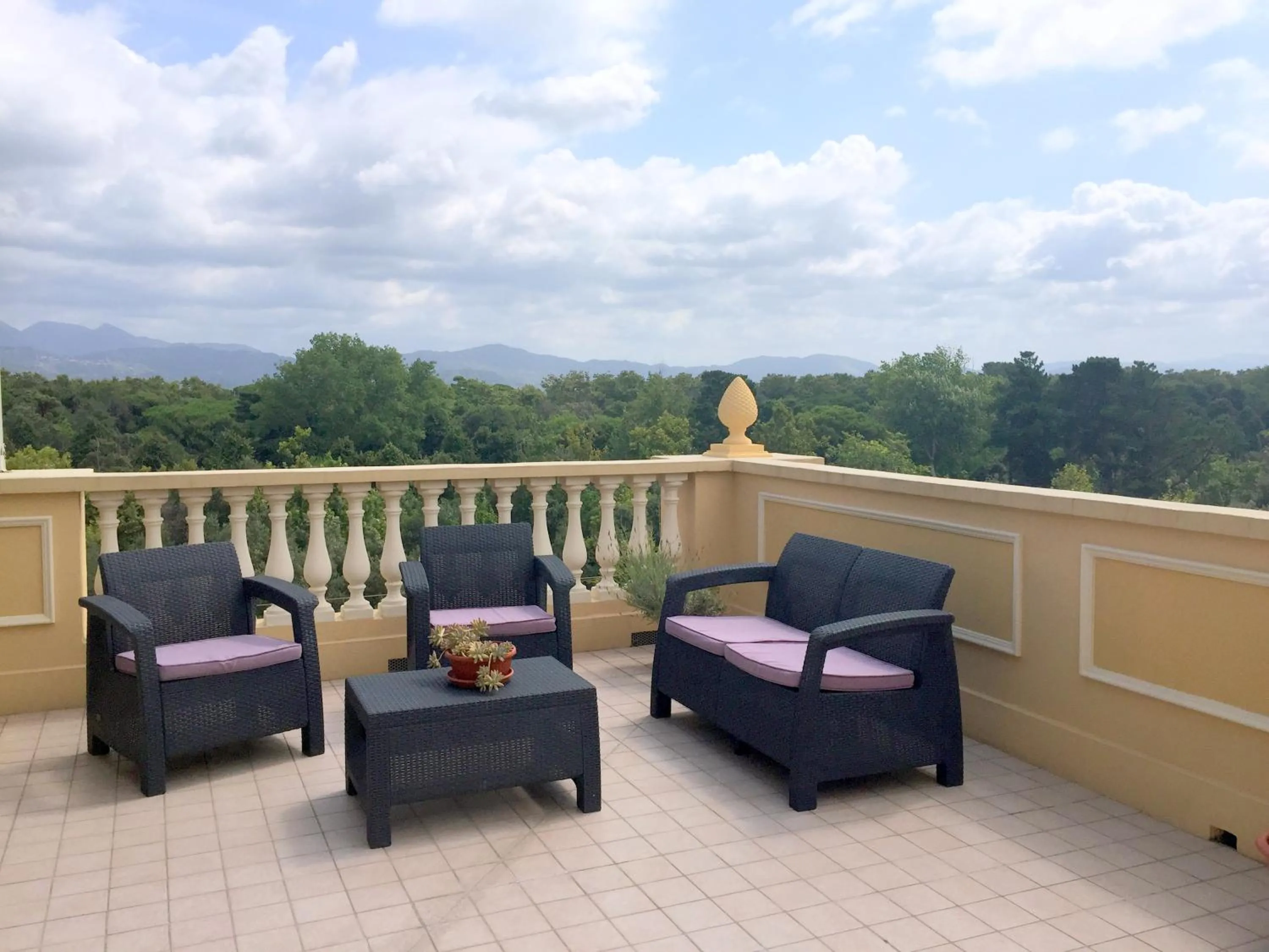 Mountain view in Residence Colombo