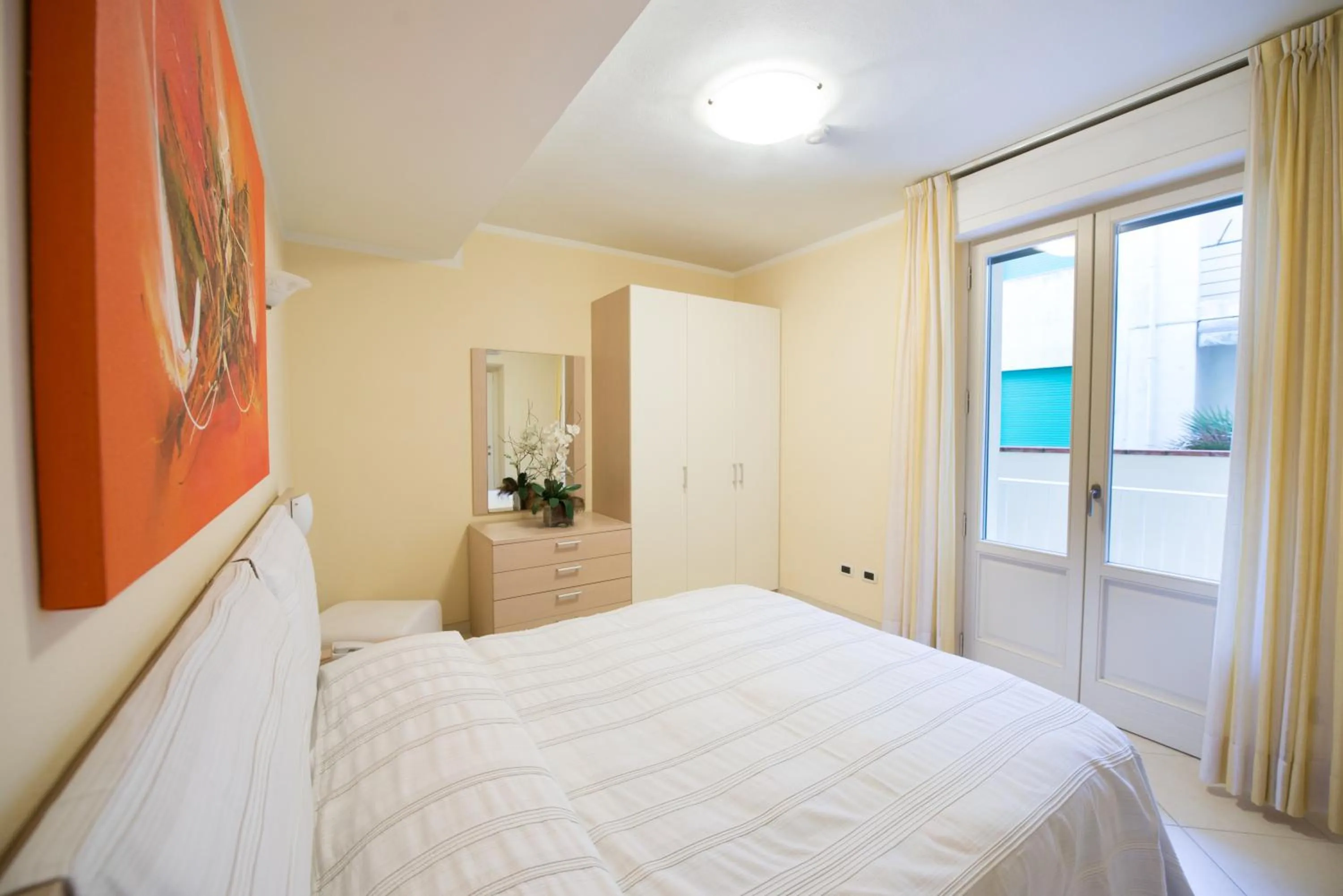 Photo of the whole room, Bed in Residence Colombo