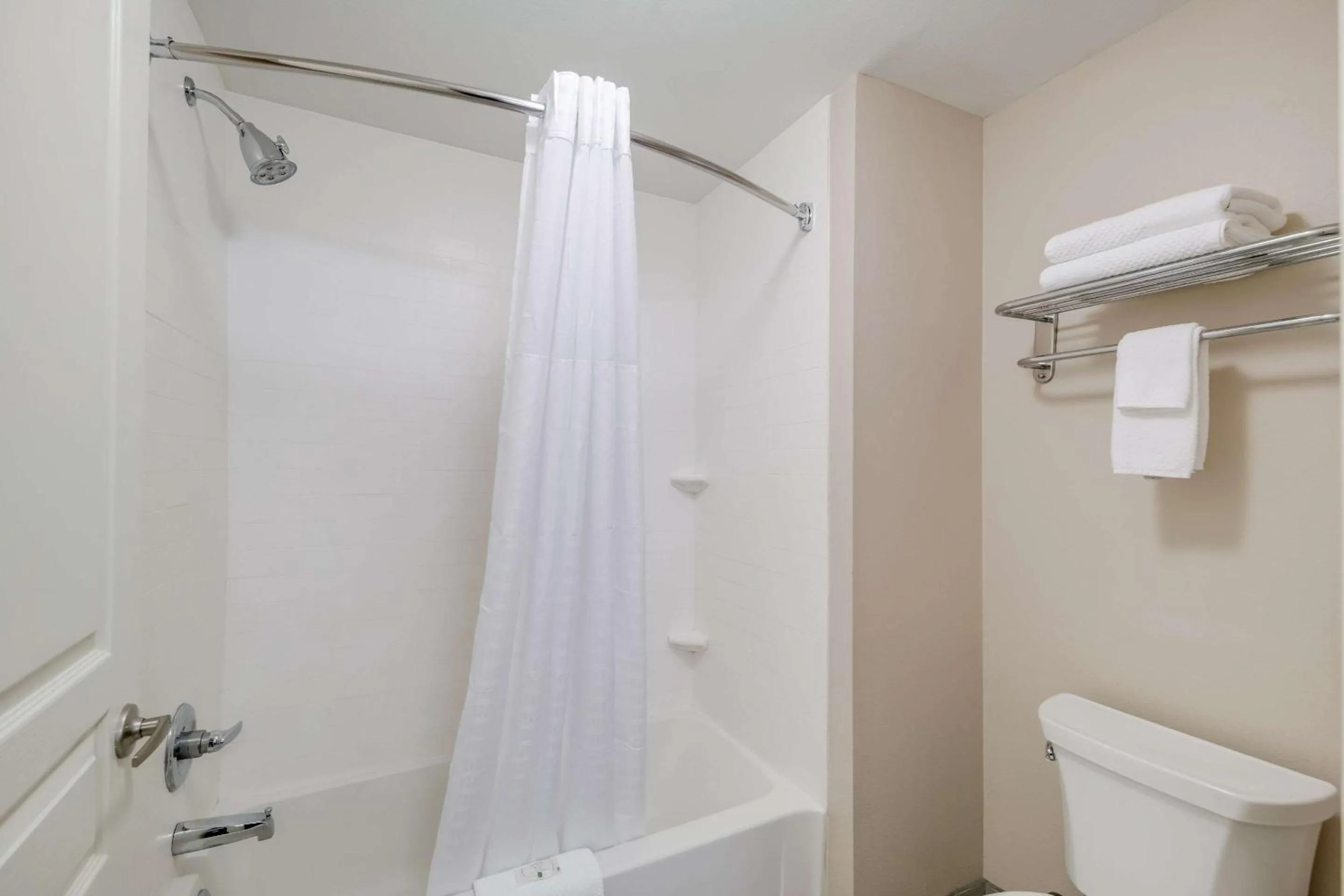 Shower in Quality Inn & Suites Ardmore