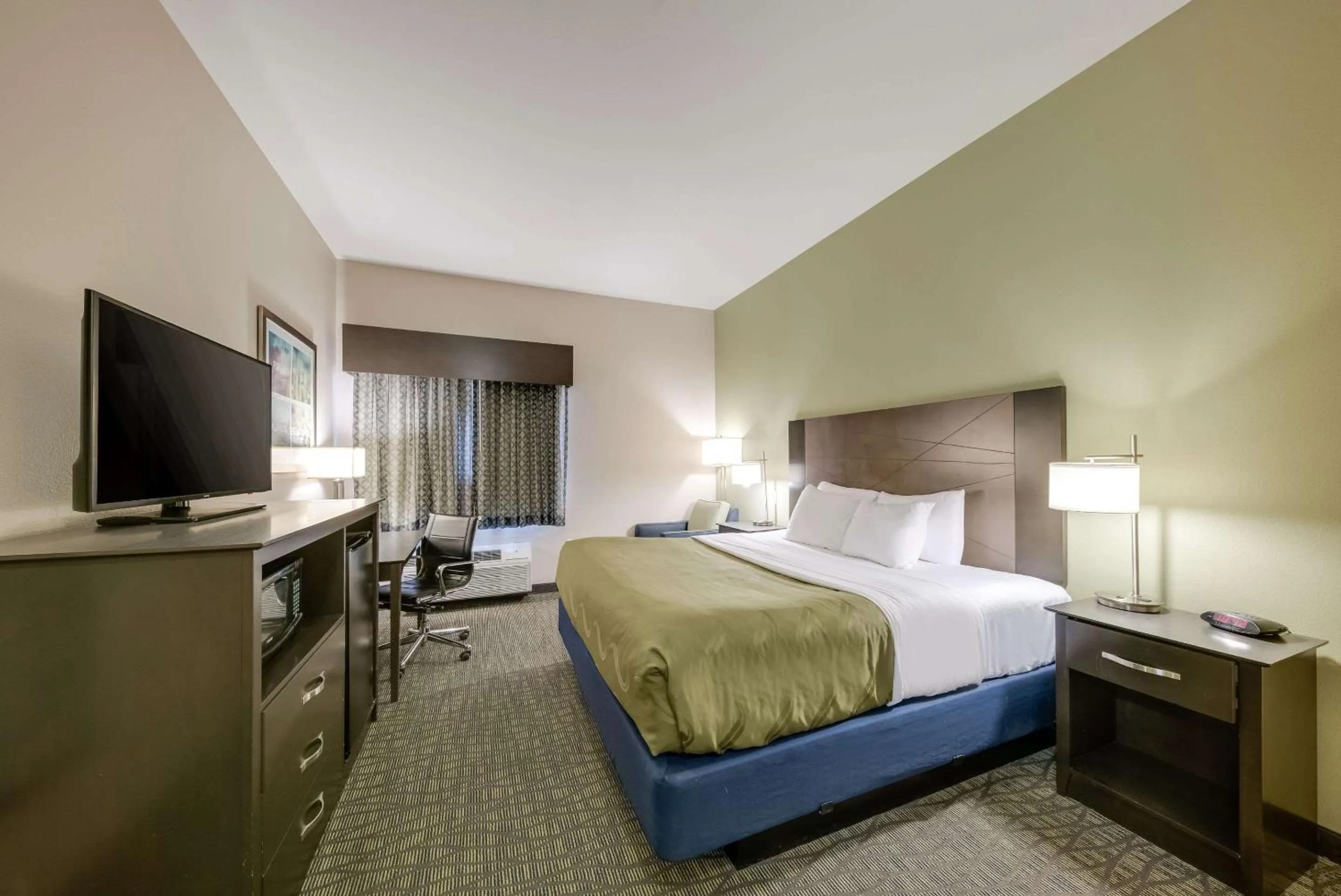 Bedroom, Bed in Quality Inn &amp; Suites Ardmore