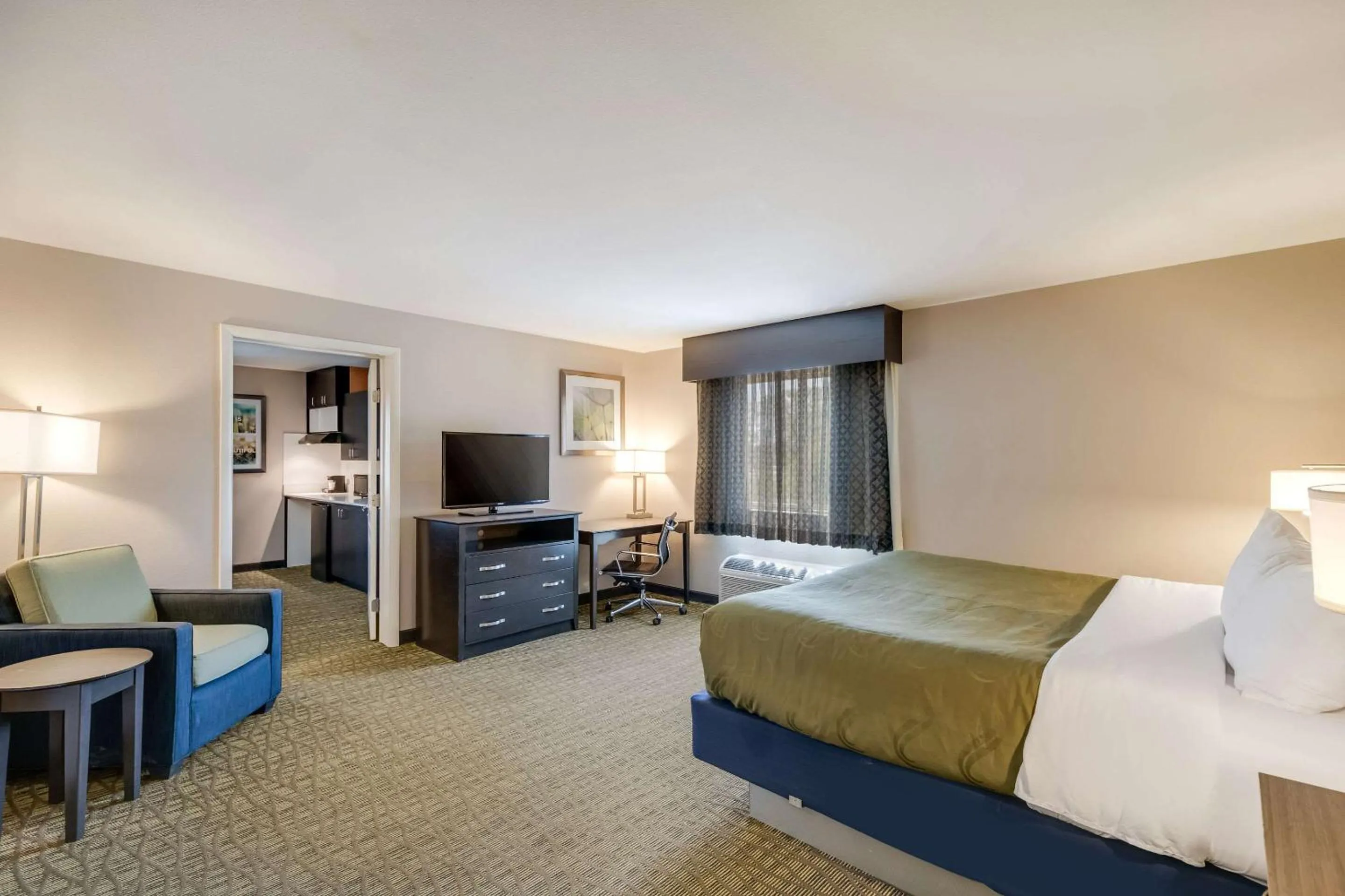 Photo of the whole room, Bed in Quality Inn & Suites Ardmore